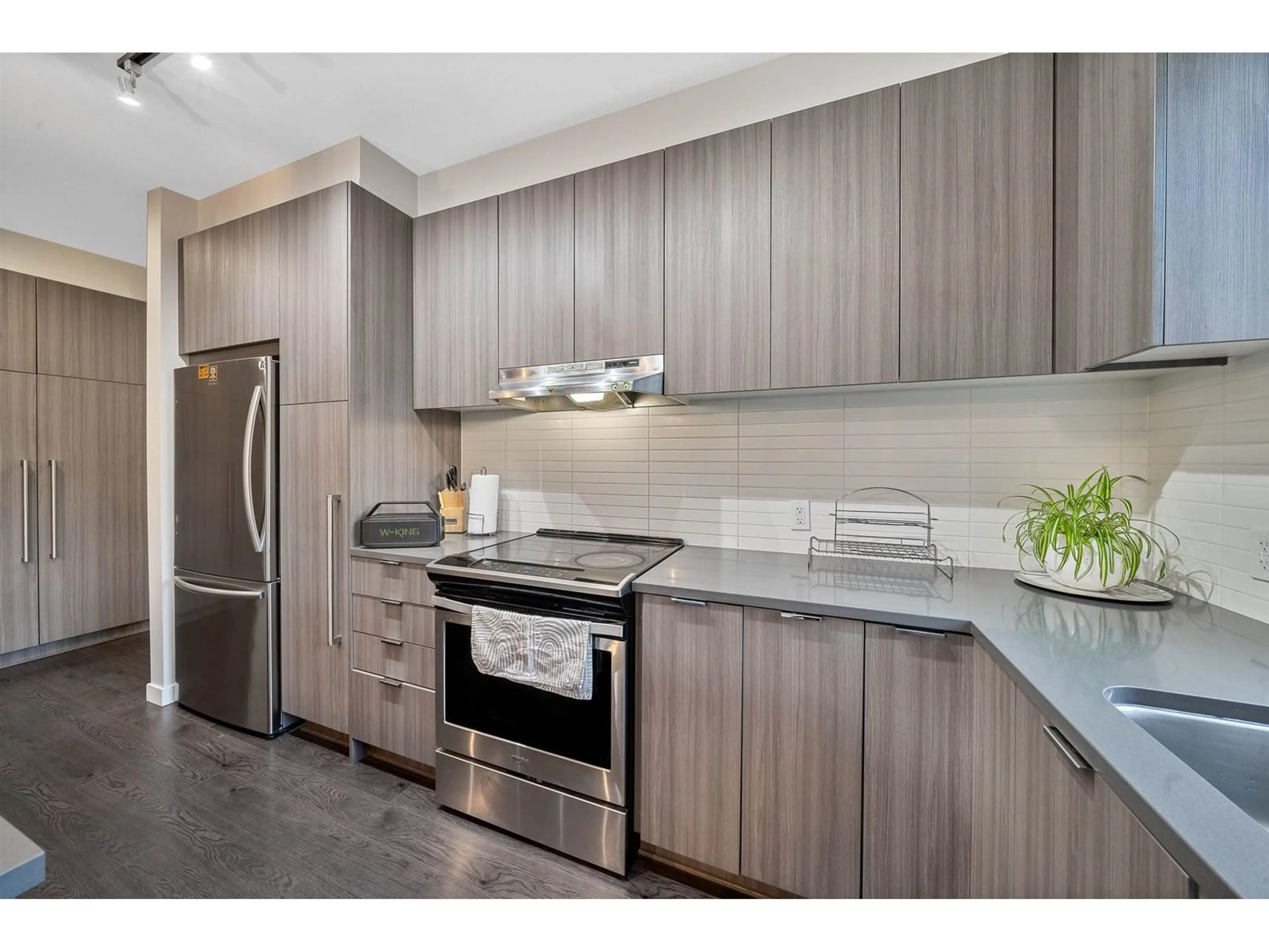 Standard kitchen, wood floors for 108 31158 WESTRIDGE PLACE, Abbotsford British Columbia V2T0K5