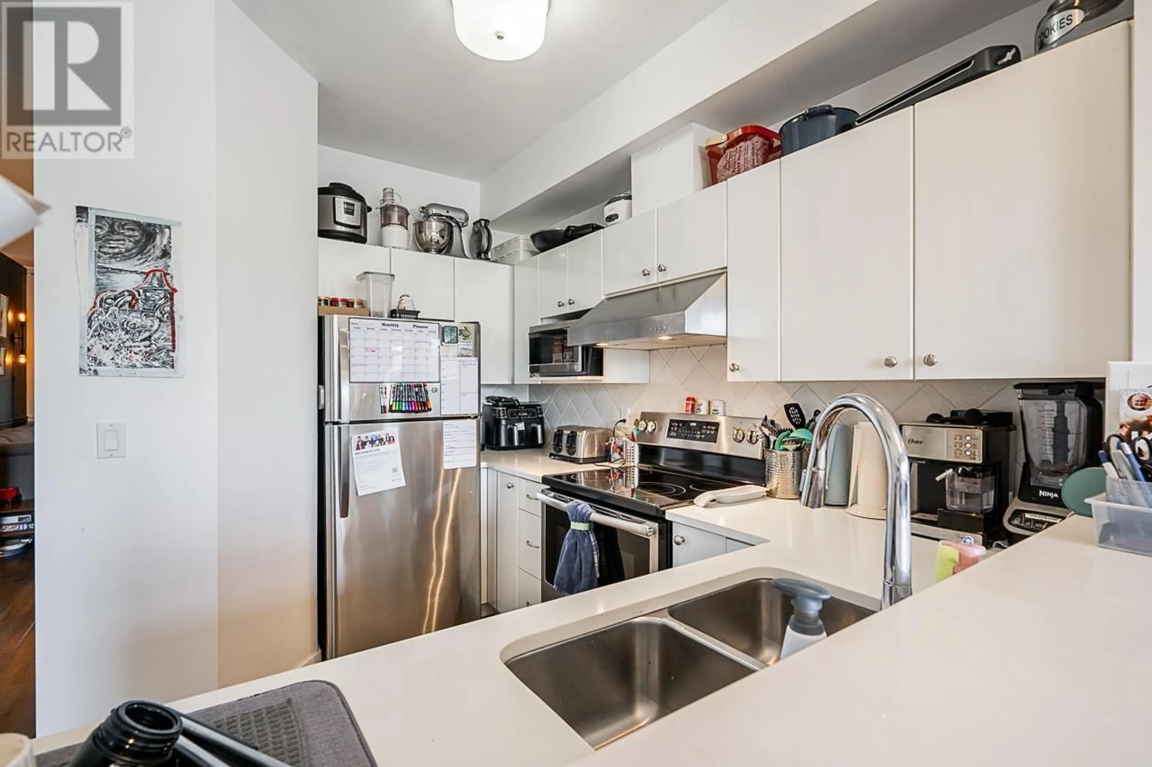 Standard kitchen for 3 1010 EWEN AVENUE, New Westminster British Columbia V3M5C9