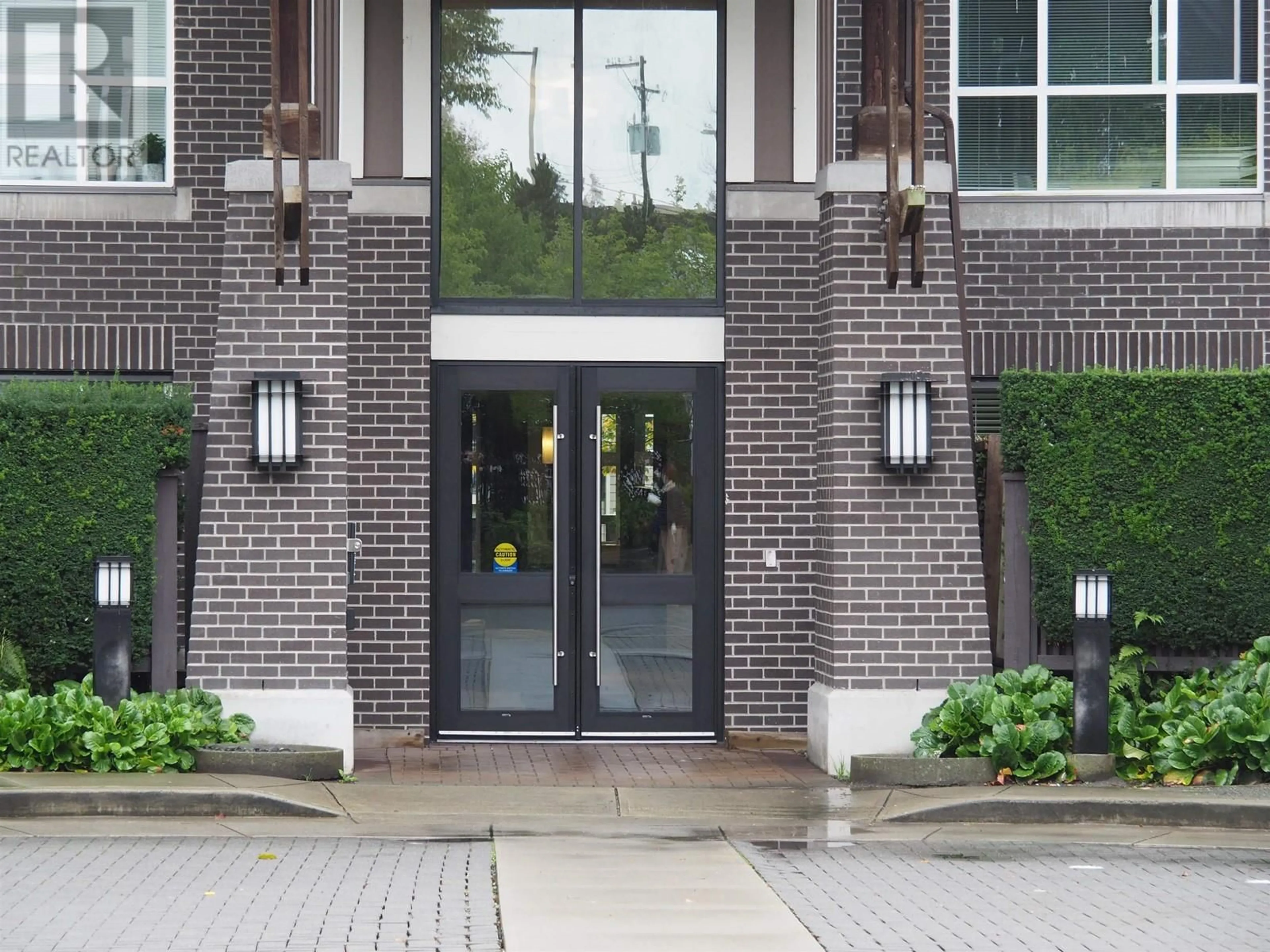 Indoor foyer, wood floors for 409 5788 SIDLEY STREET, Burnaby British Columbia V5J0E4