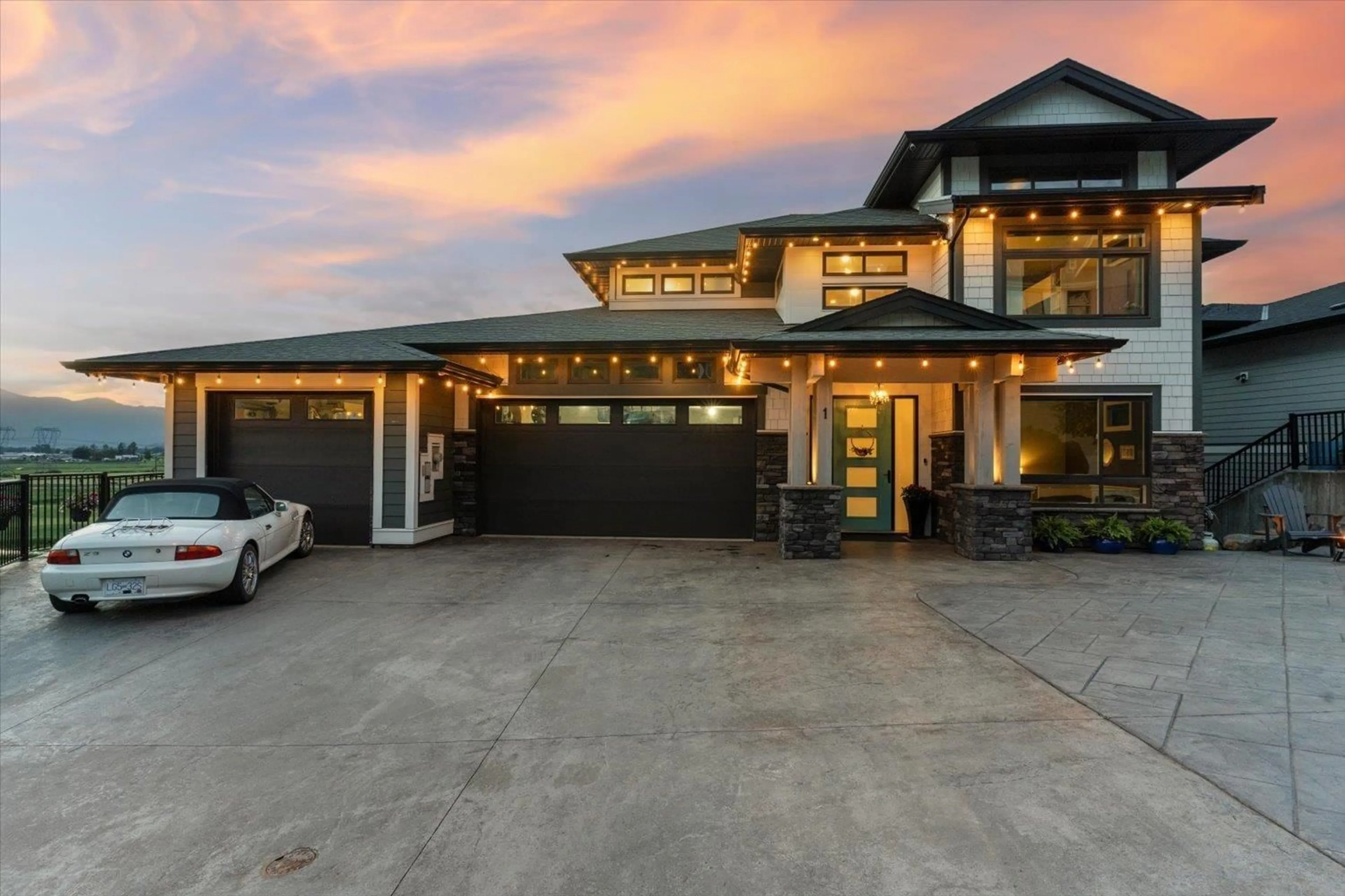 Indoor garage, cement floor for 1 50778 LEDGESTONE PLACE, Chilliwack British Columbia V2P0E7