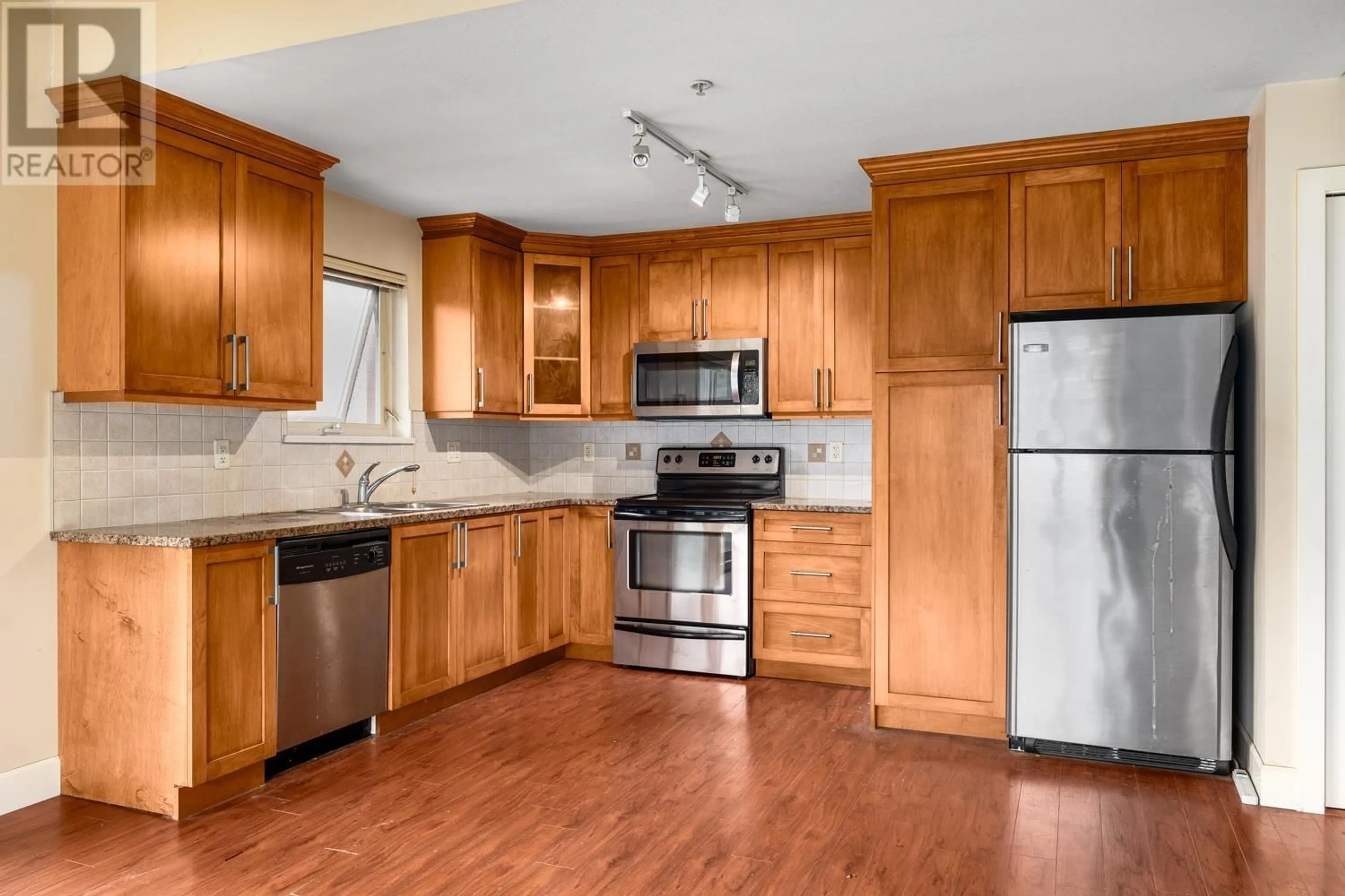 Open concept kitchen for 205 1988 SUFFOLK AVENUE, Port Coquitlam British Columbia V3B1H2