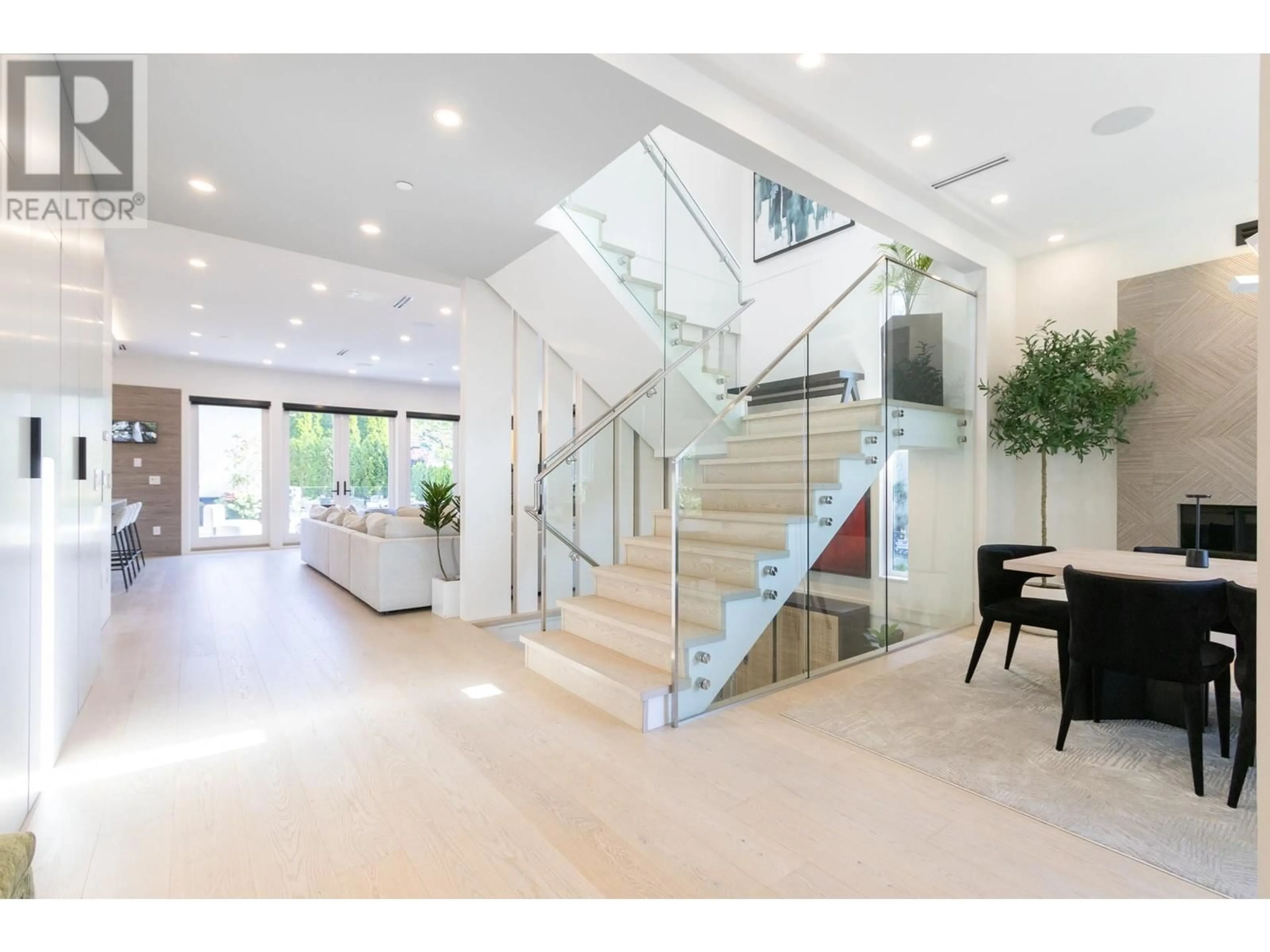 Indoor foyer, wood floors for 462 E 20TH STREET, North Vancouver British Columbia V7L3B2