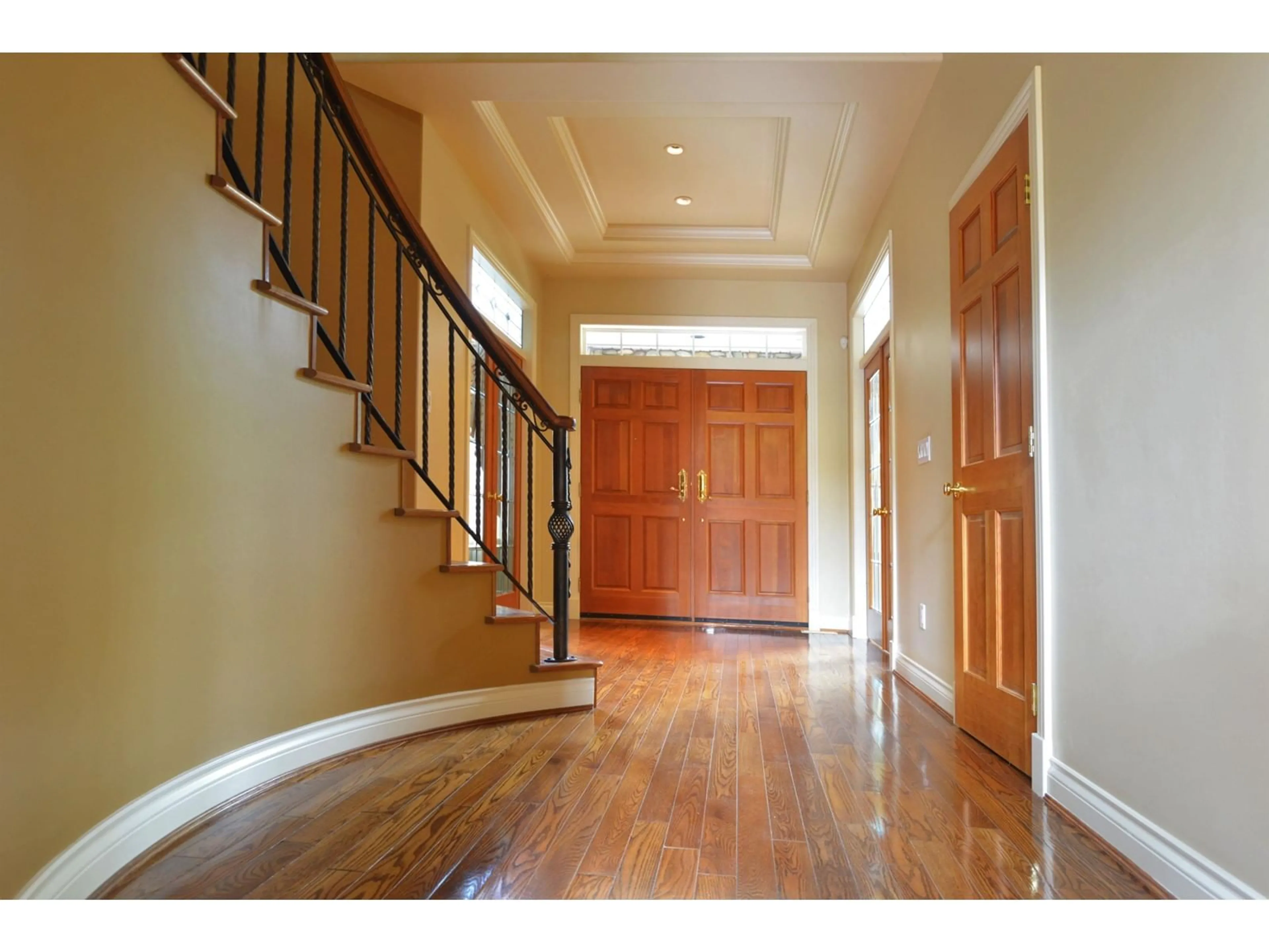 Indoor foyer, wood floors for 13790 23 AVENUE, Surrey British Columbia V4A9V8