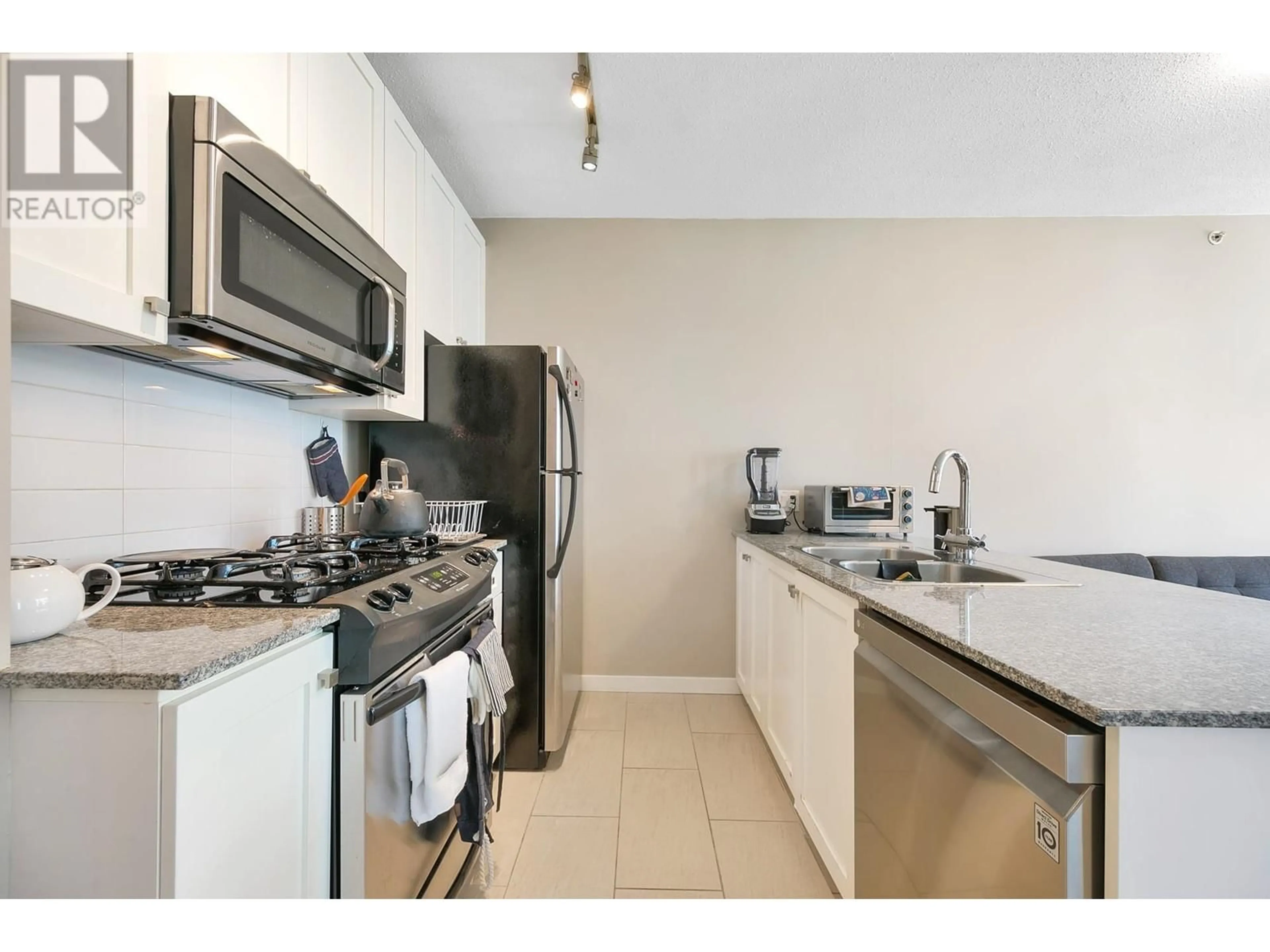 Standard kitchen for 904 480 ROBSON STREET, Vancouver British Columbia V6B1S1