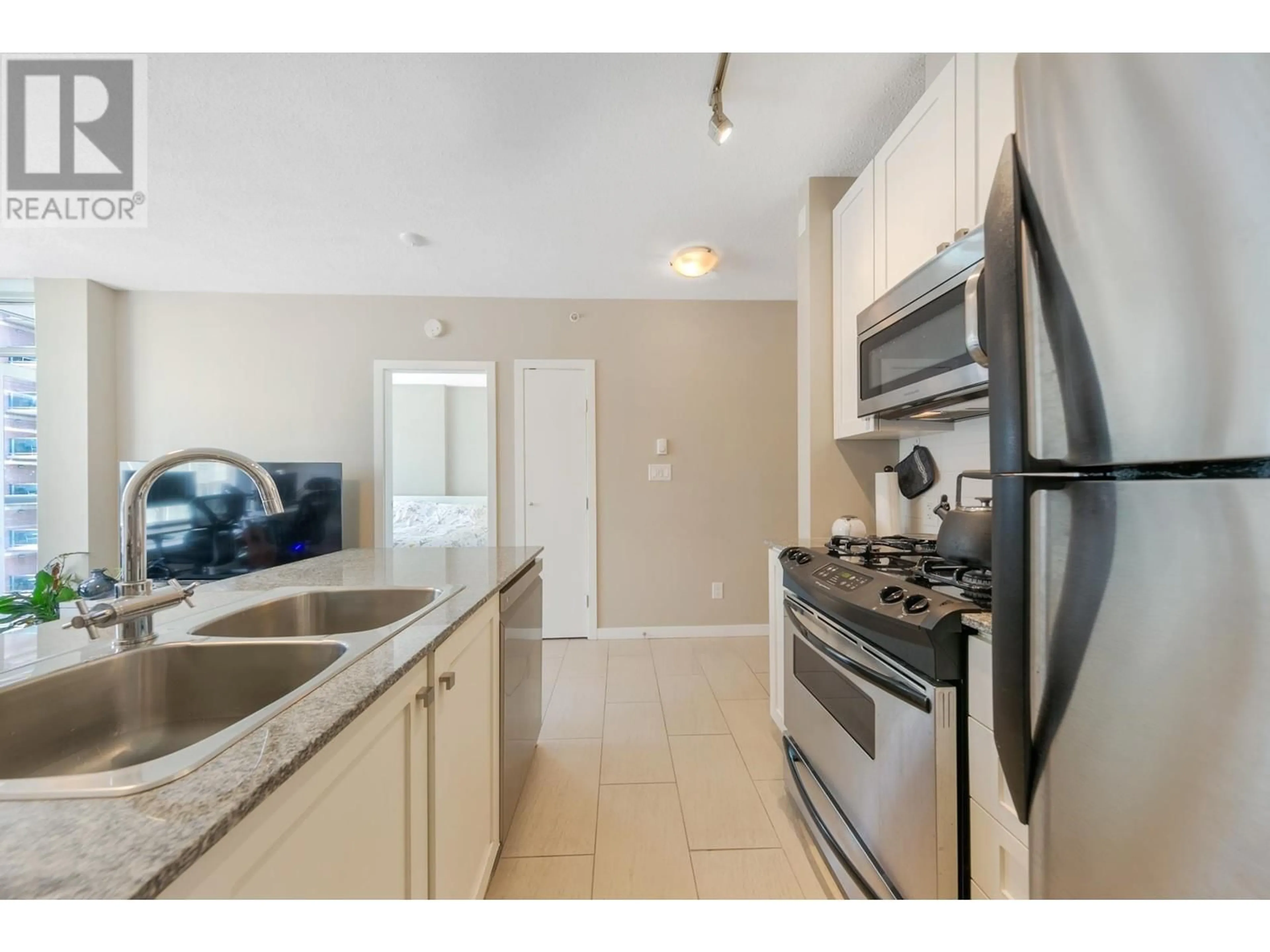 Standard kitchen, not visible floor for 904 480 ROBSON STREET, Vancouver British Columbia V6B1S1