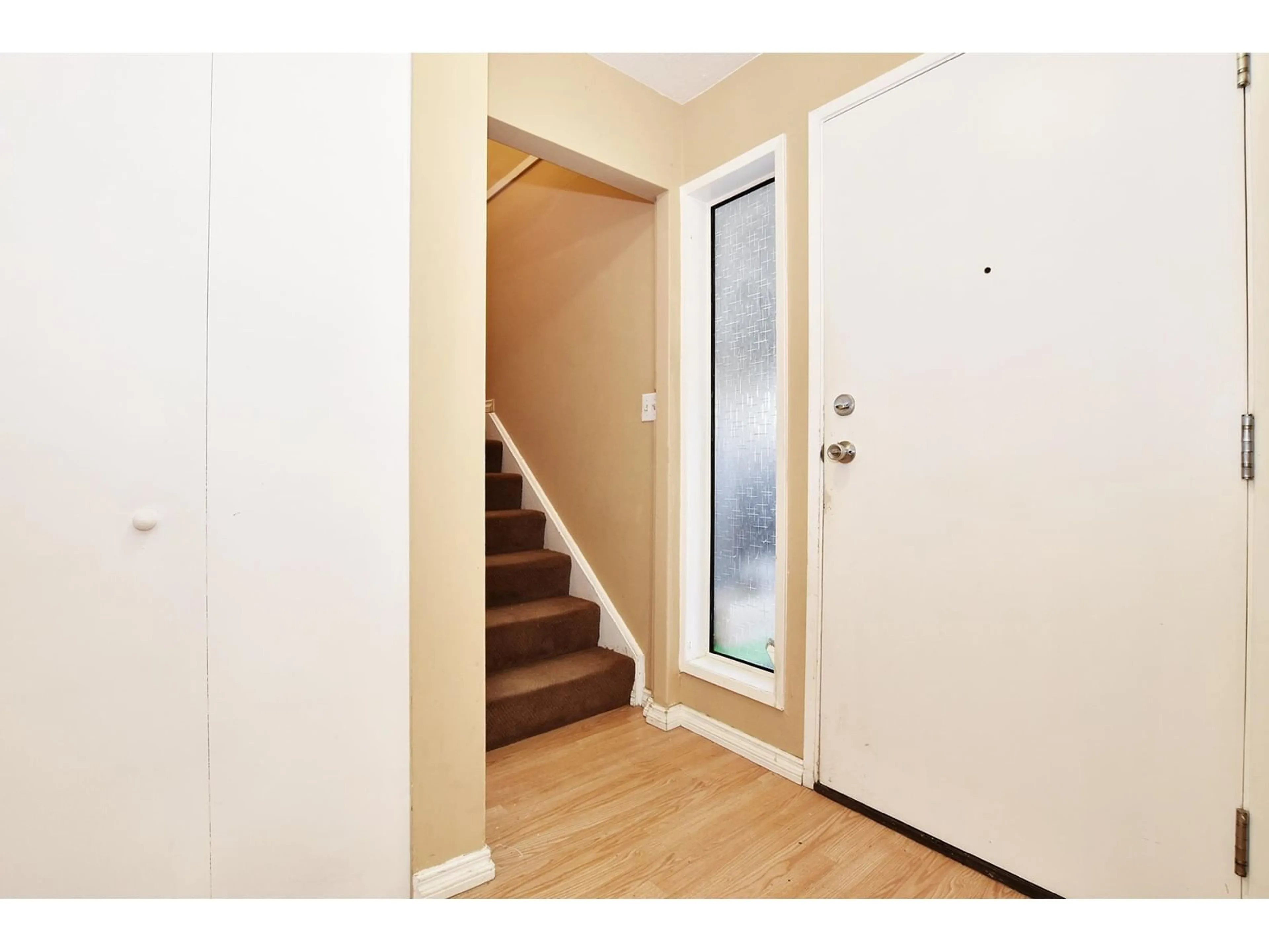 Indoor entryway, wood floors for 15 32870 BEVAN WAY, Abbotsford British Columbia V2S6R3