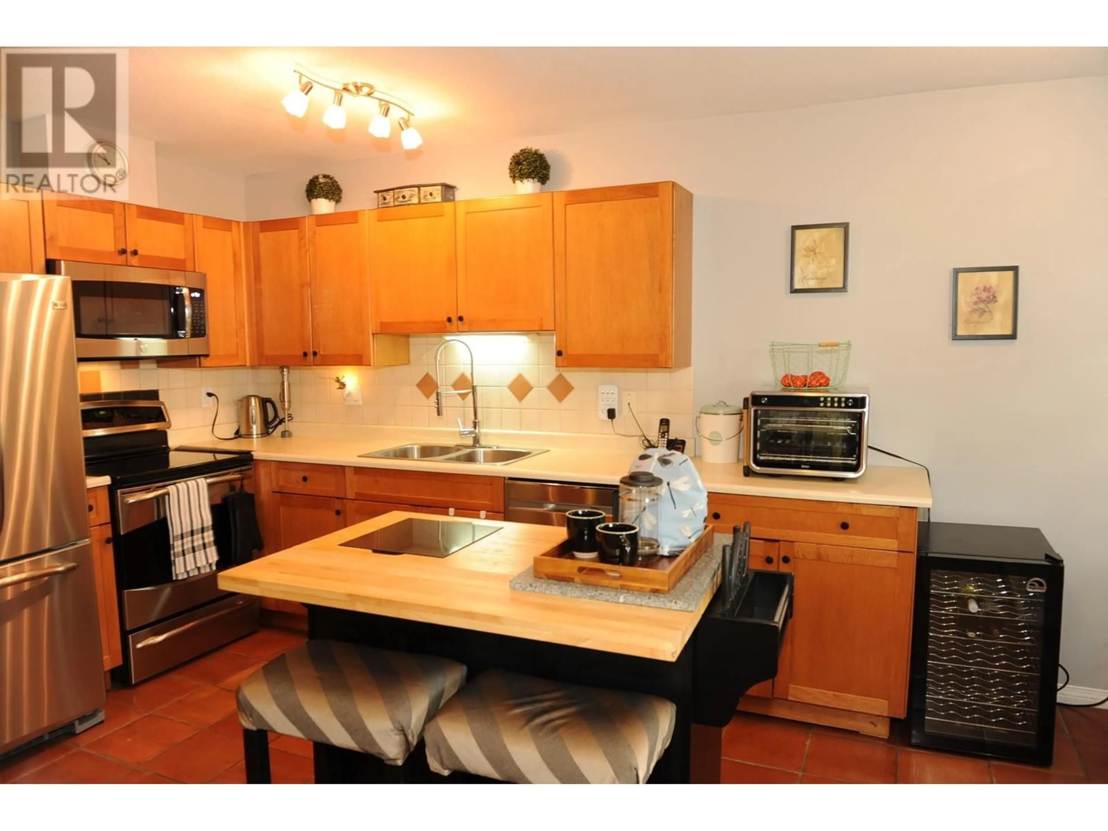 Standard kitchen, wood floors, cottage for 40 23575 119 AVENUE, Maple Ridge British Columbia V4R2P4