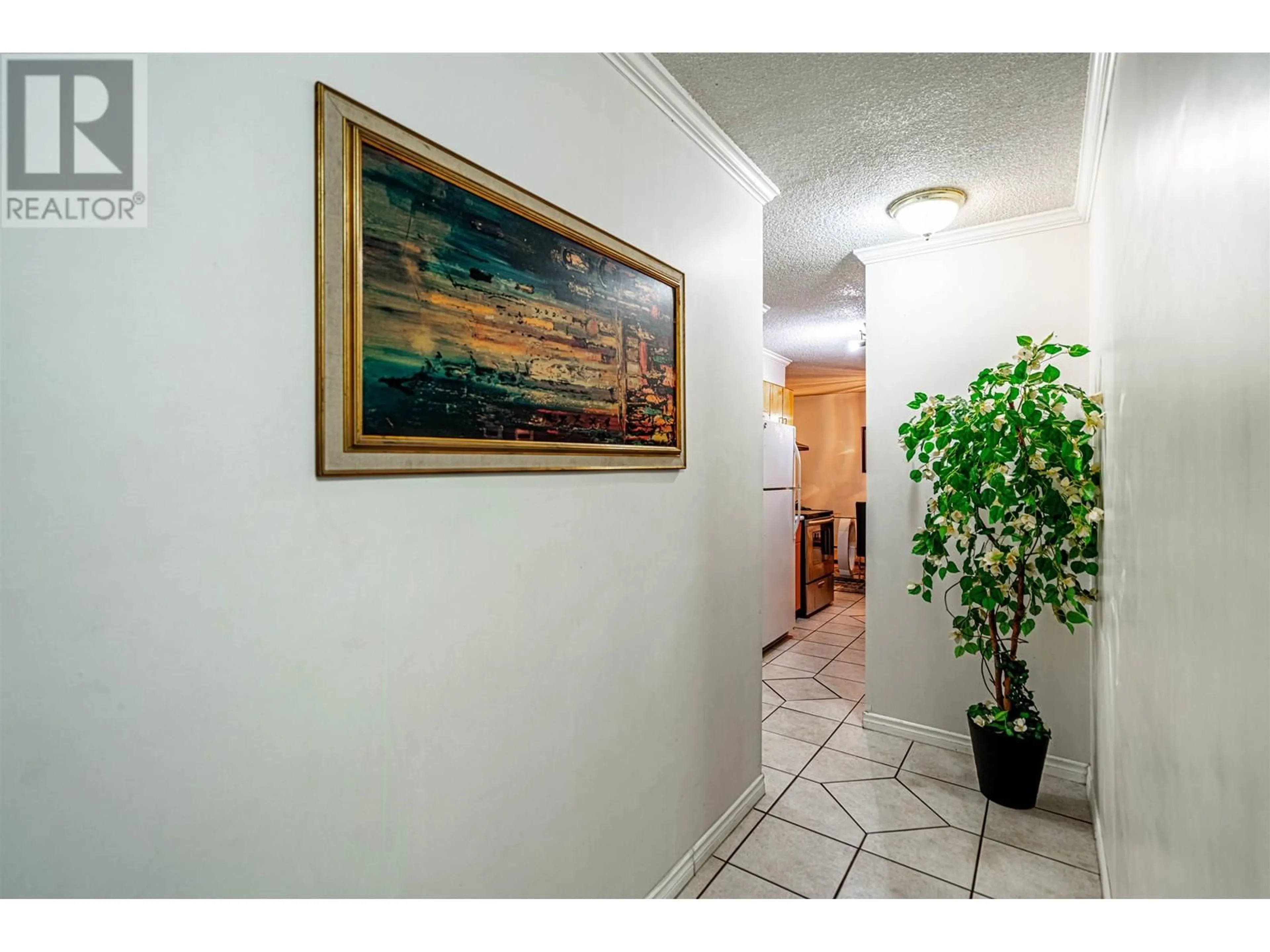 Indoor foyer, carpet floors for 302 2016 FULLERTON AVENUE, North Vancouver British Columbia V7P3E6