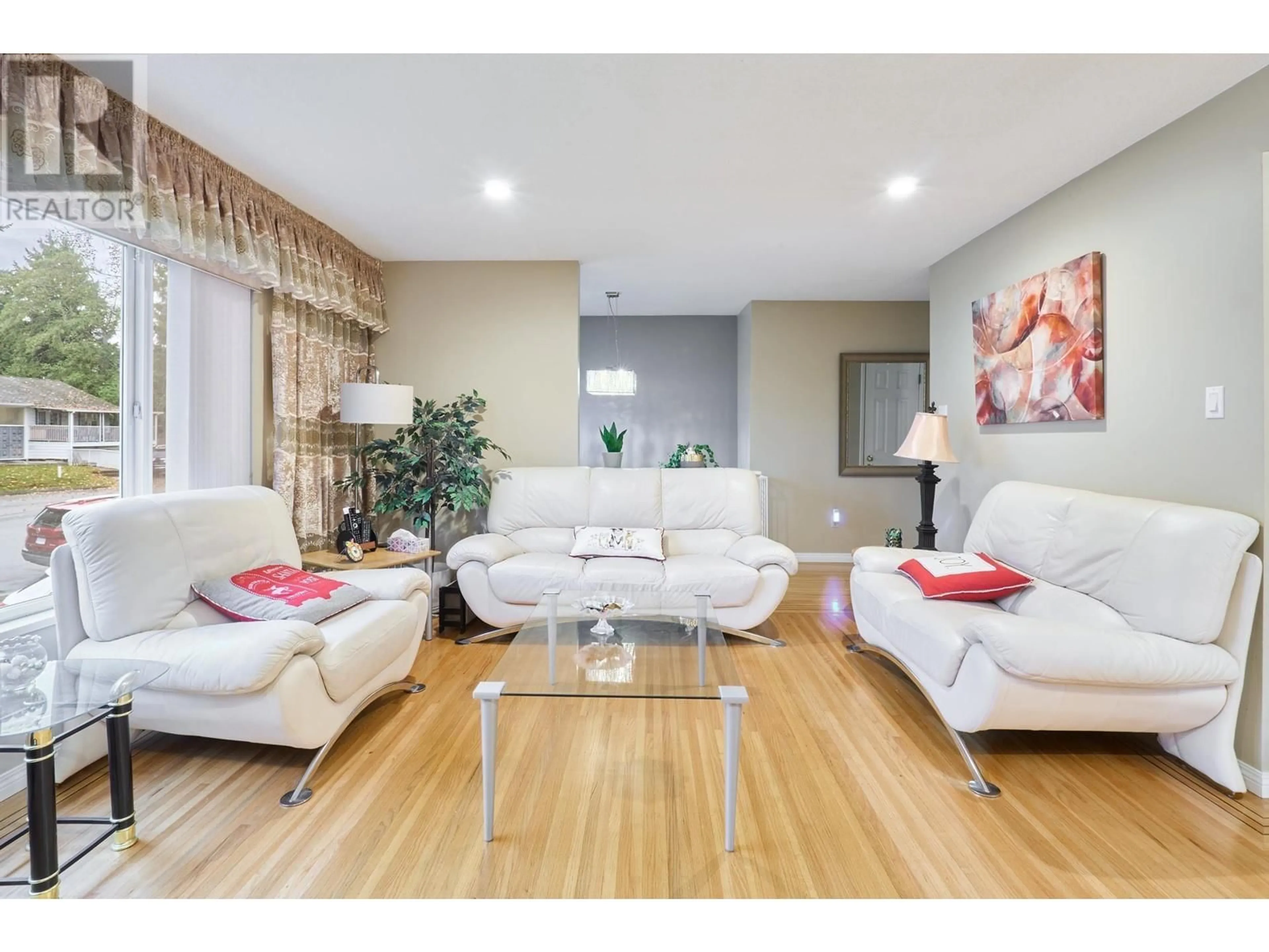 Living room, wood floors for 7070 BLAINE COURT, Burnaby British Columbia V5A1J3