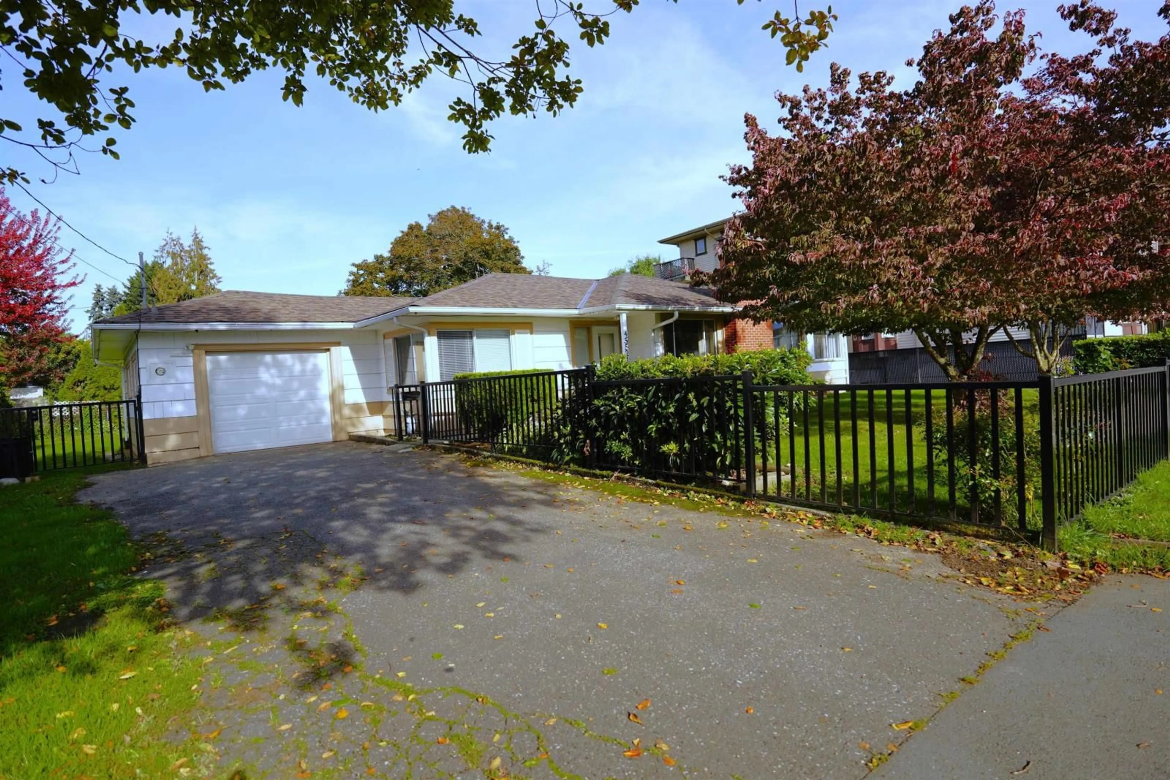 Frontside or backside of a home, the street view for 45521 SPADINA AVENUE, Chilliwack British Columbia V2P1V2