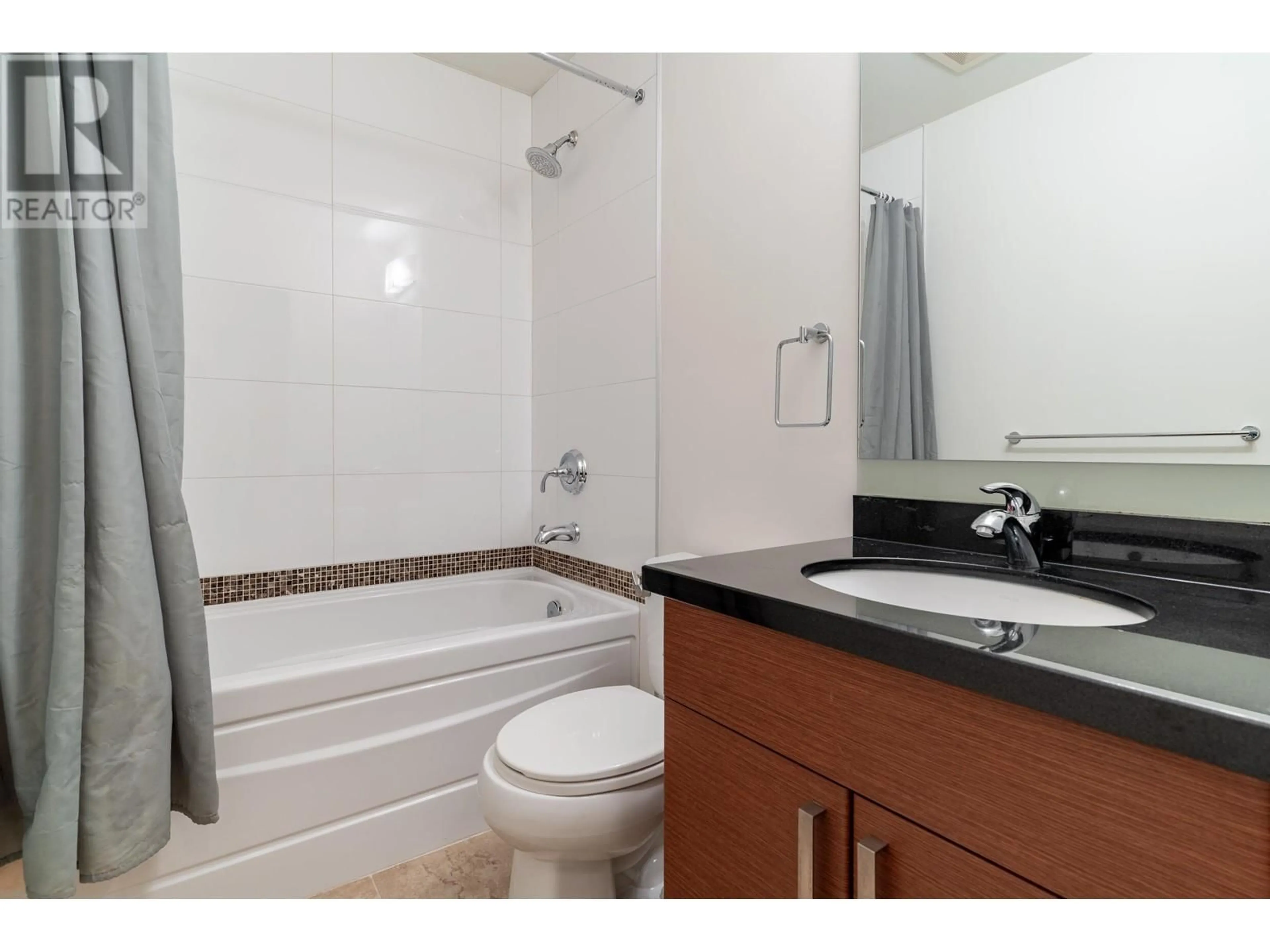 Standard bathroom for 102 930 W 16TH AVENUE, Vancouver British Columbia V5Z1T2