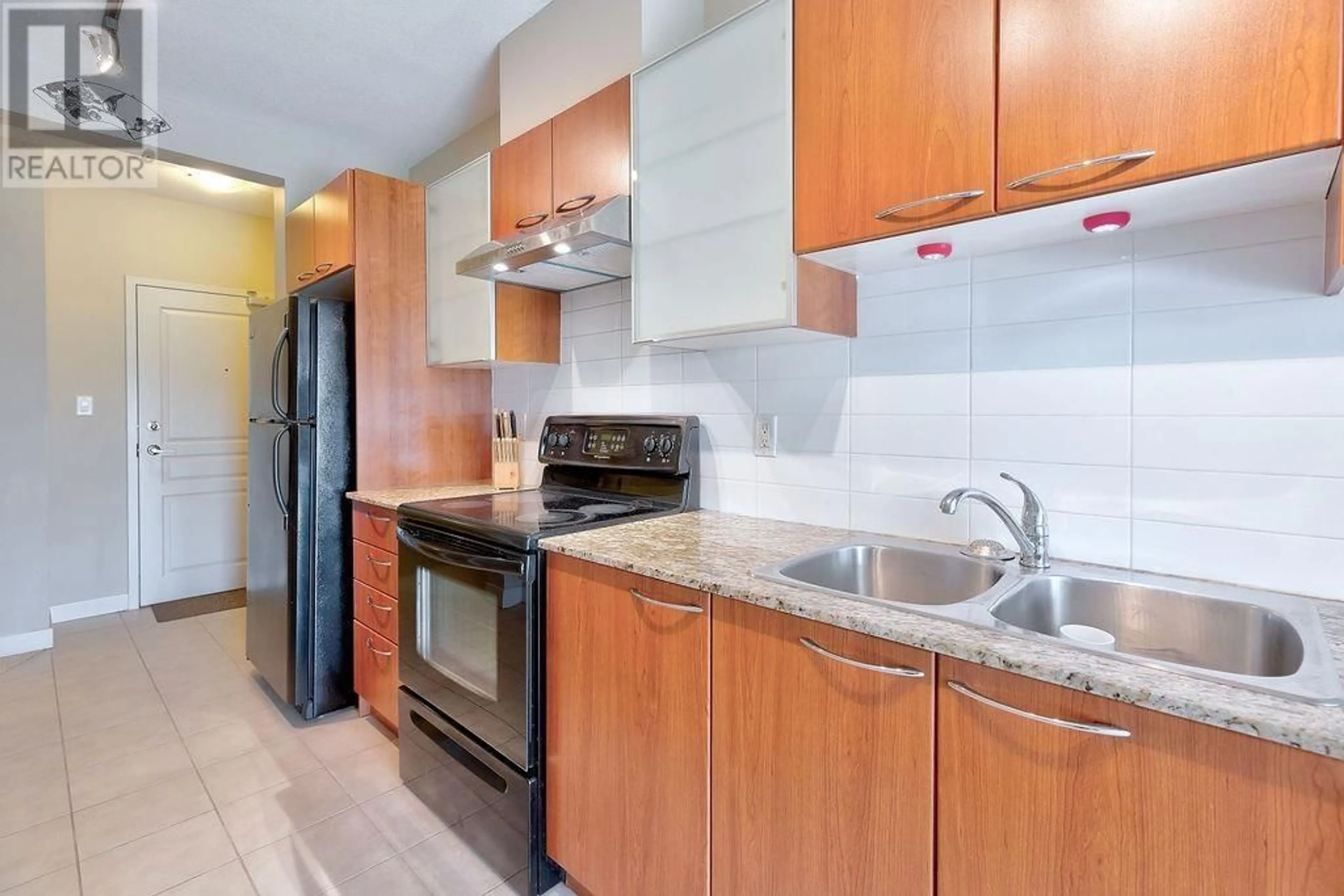 Standard kitchen for 455 1483 E KING EDWARD AVENUE, Vancouver British Columbia V5N5Z3