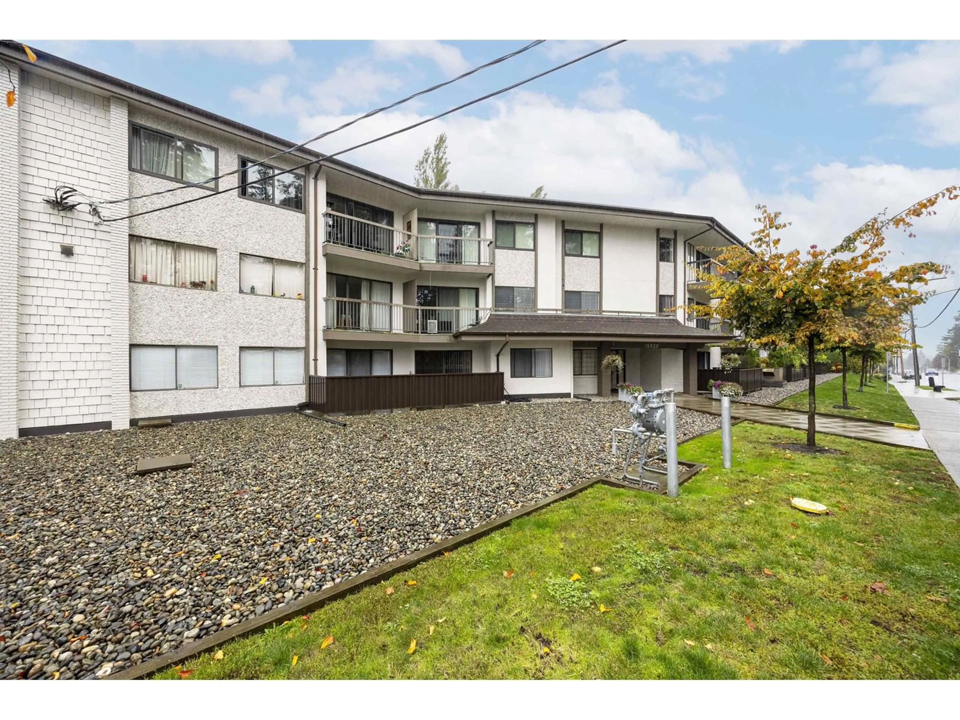 A pic from exterior of the house or condo, the front or back of building for 102 15020 NORTH BLUFF ROAD, White Rock British Columbia V4B5A4