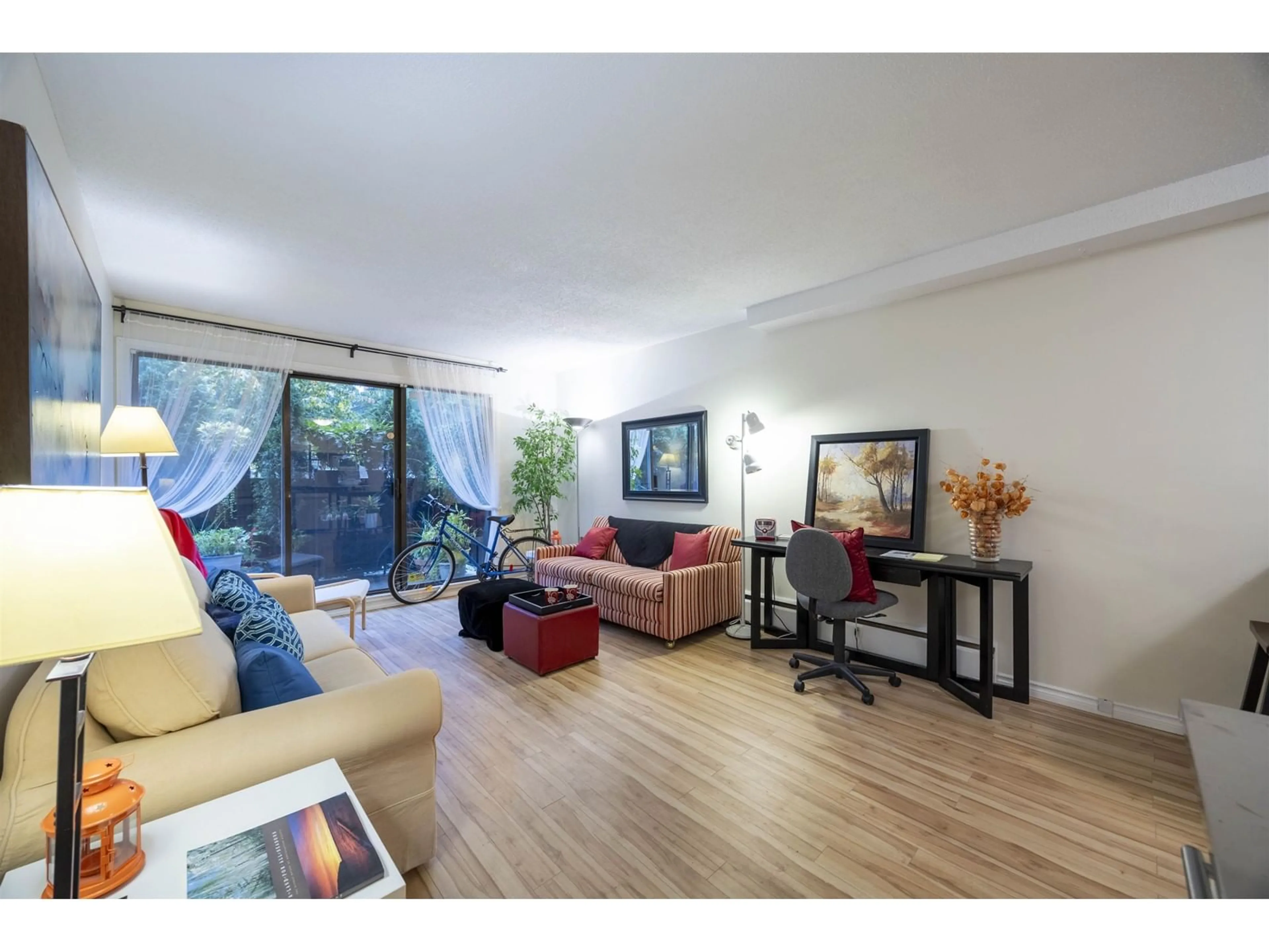 Living room, wood floors for 102 15020 NORTH BLUFF ROAD, White Rock British Columbia V4B5A4