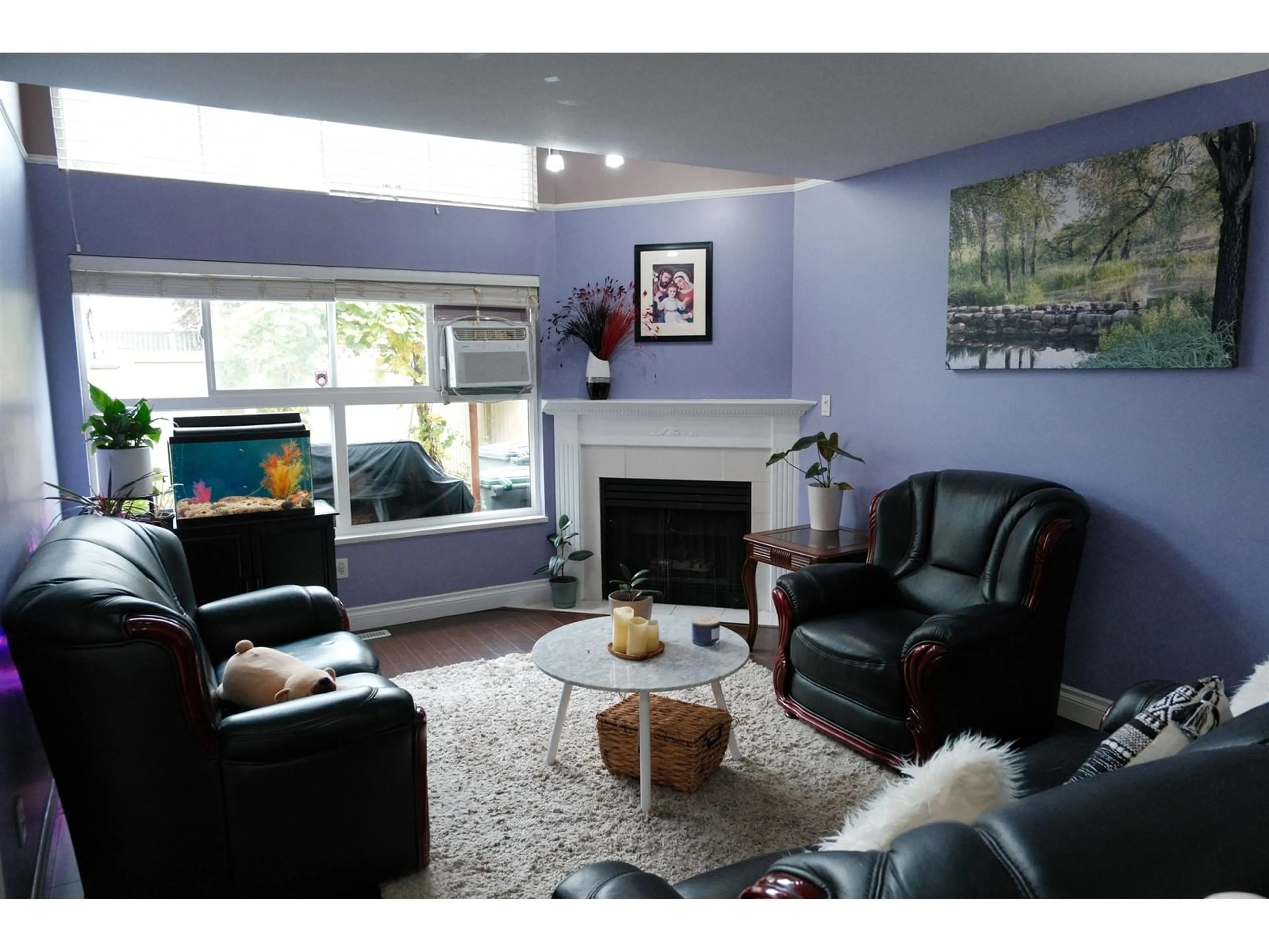 Living room, carpet floors for 9 12165 75 AVENUE, Surrey British Columbia V3W0W7