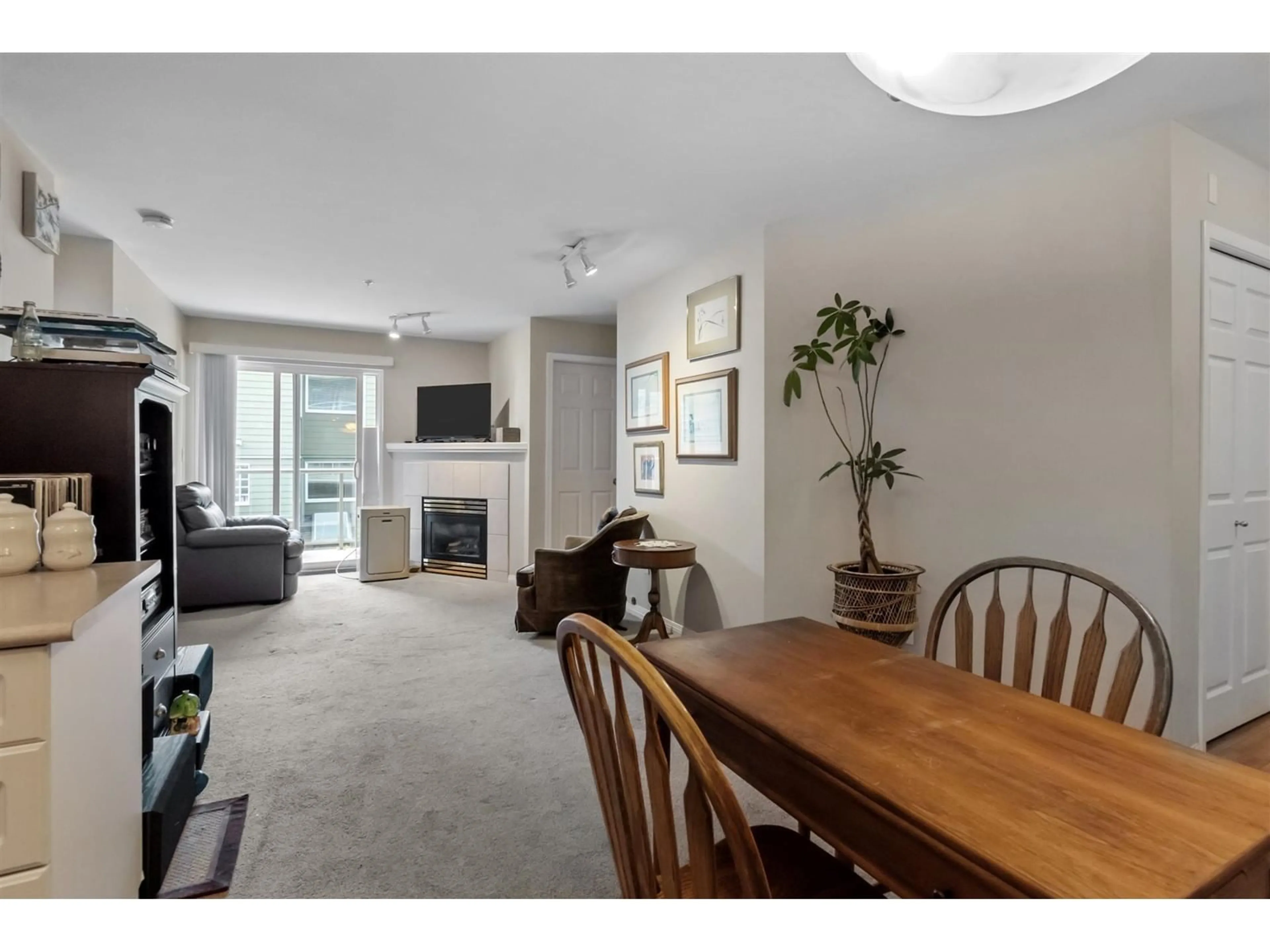 Living room with furniture, unknown for 207 - 1280 MERKLIN, White Rock British Columbia V4B4B9