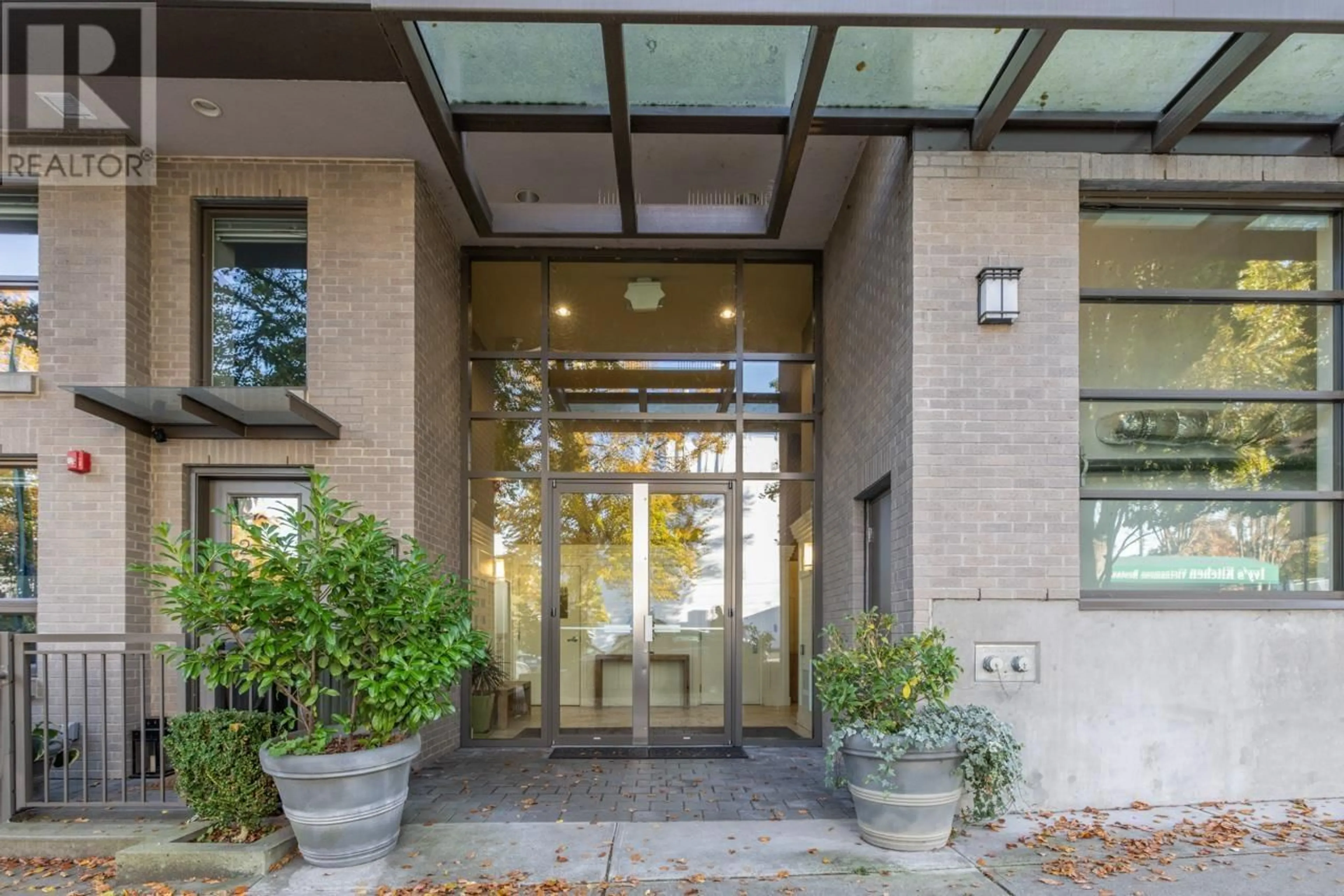 Indoor foyer for 305 222 E 30TH AVENUE, Vancouver British Columbia V5V2V2