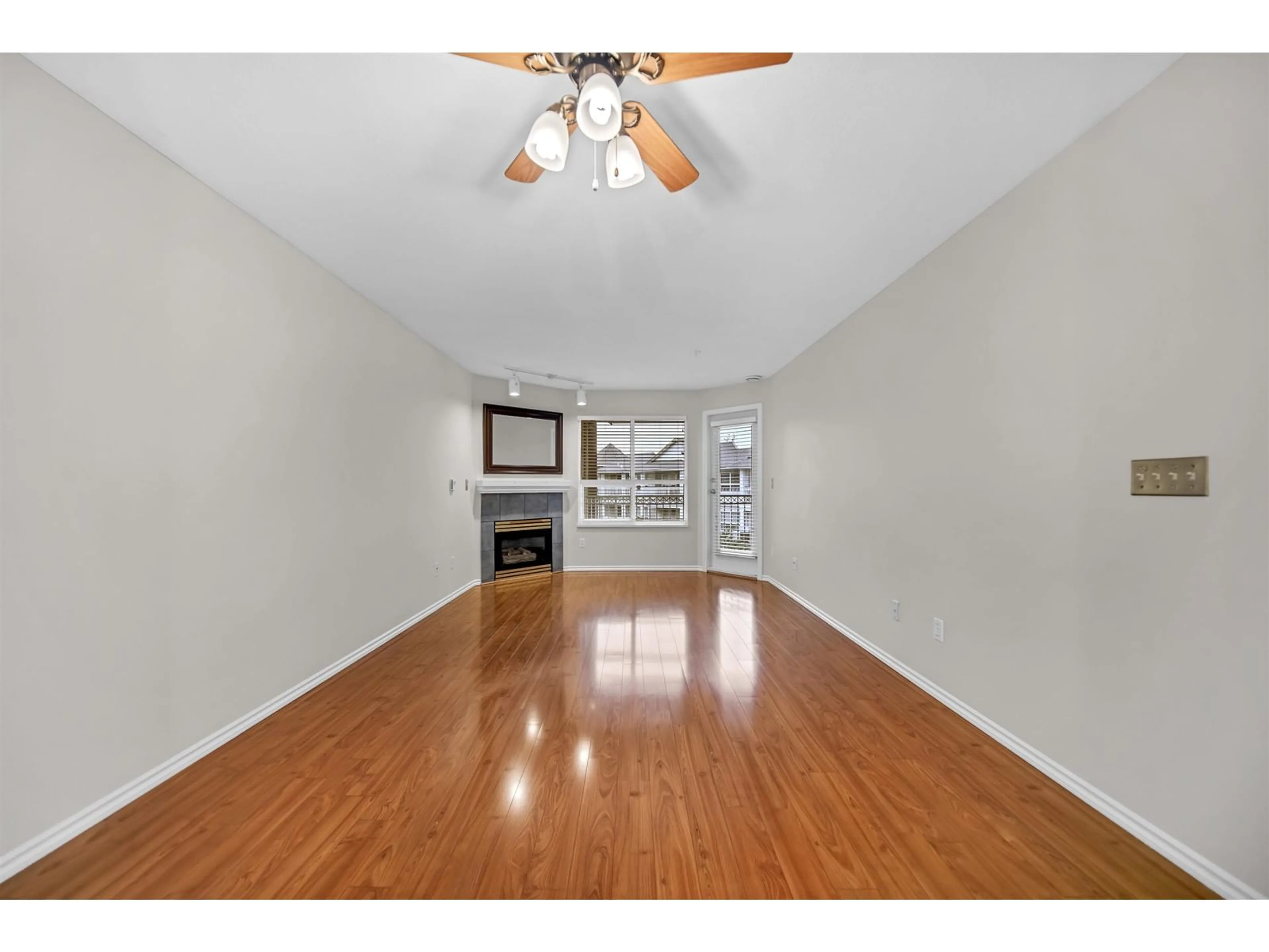 A pic of a room, wood floors for 421 8068 120A STREET, Surrey British Columbia V3W3P3