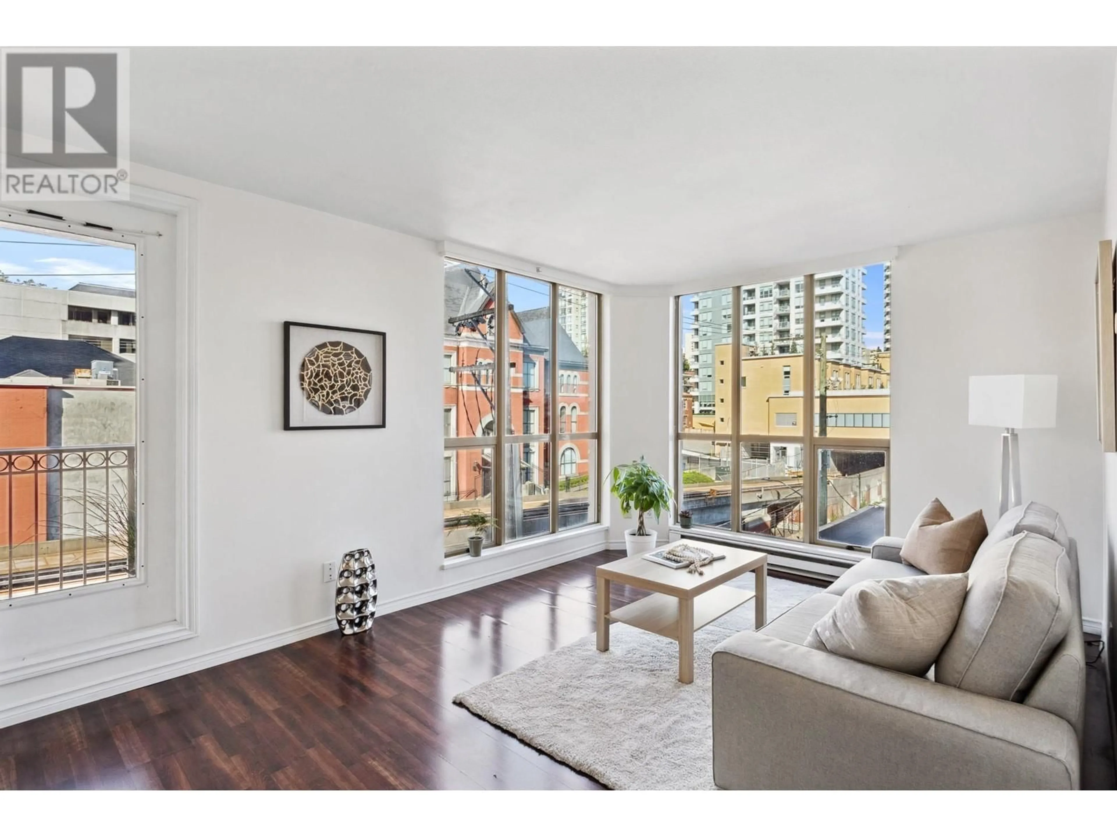 Living room, wood floors for 607 680 CLARKSON STREET, New Westminster British Columbia V3M6X9