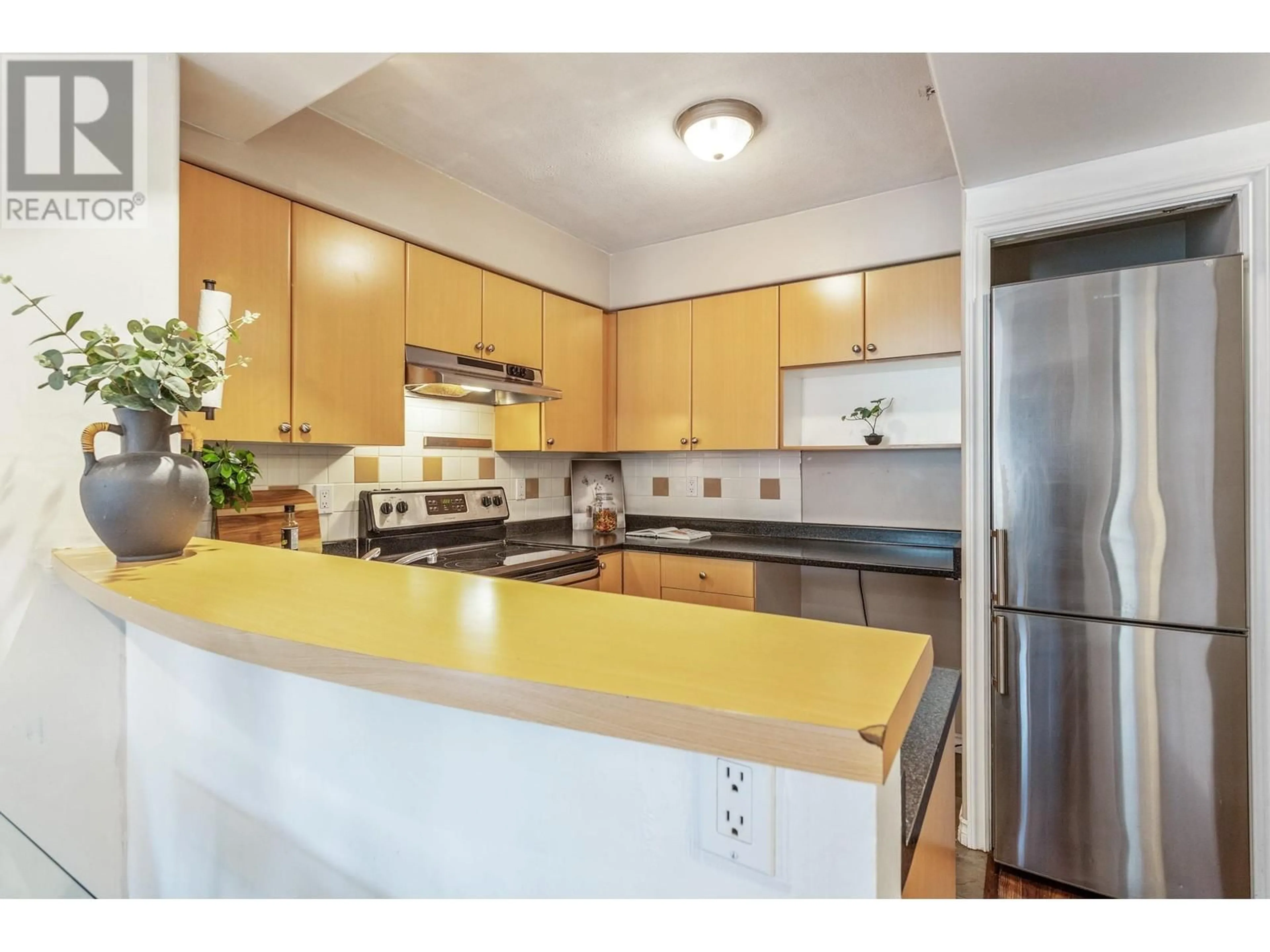 Standard kitchen for 607 680 CLARKSON STREET, New Westminster British Columbia V3M6X9