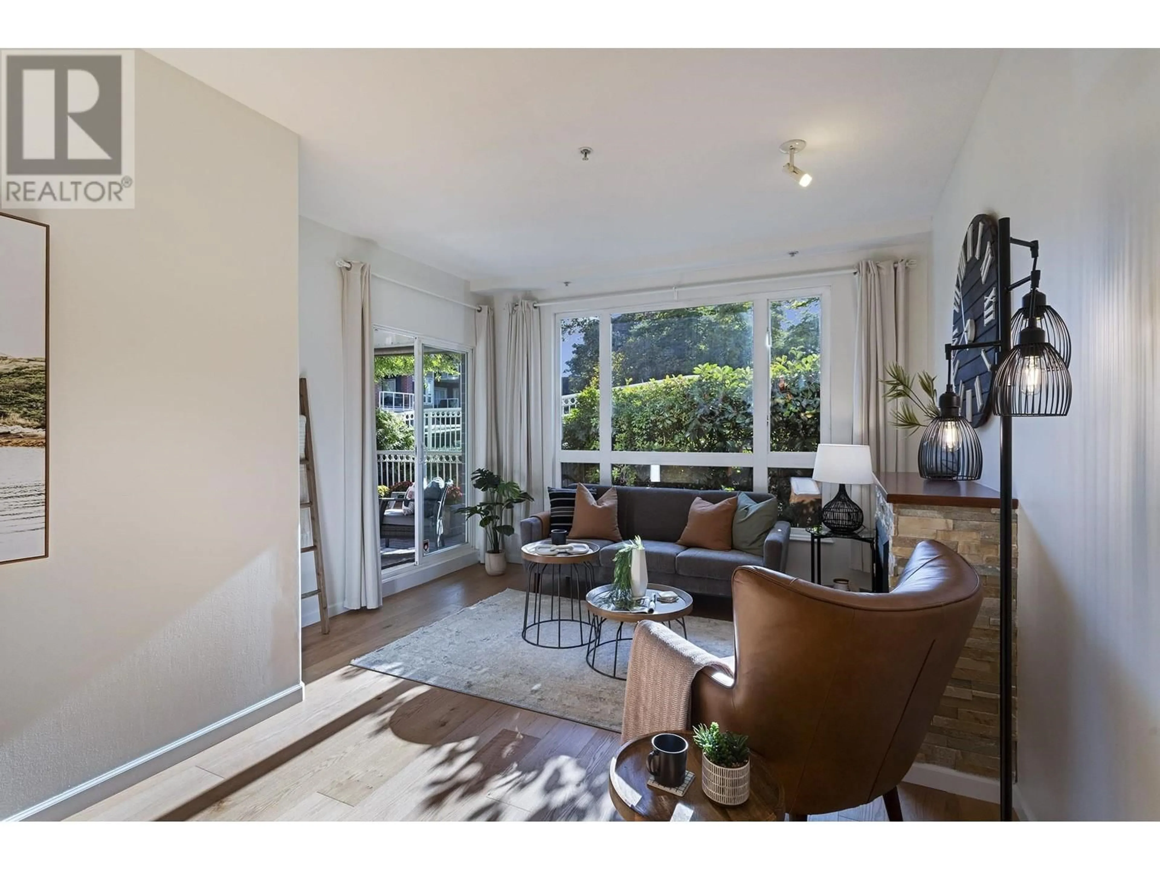 Living room, wood floors for 205 14 E ROYAL AVENUE, New Westminster British Columbia V3L5W5