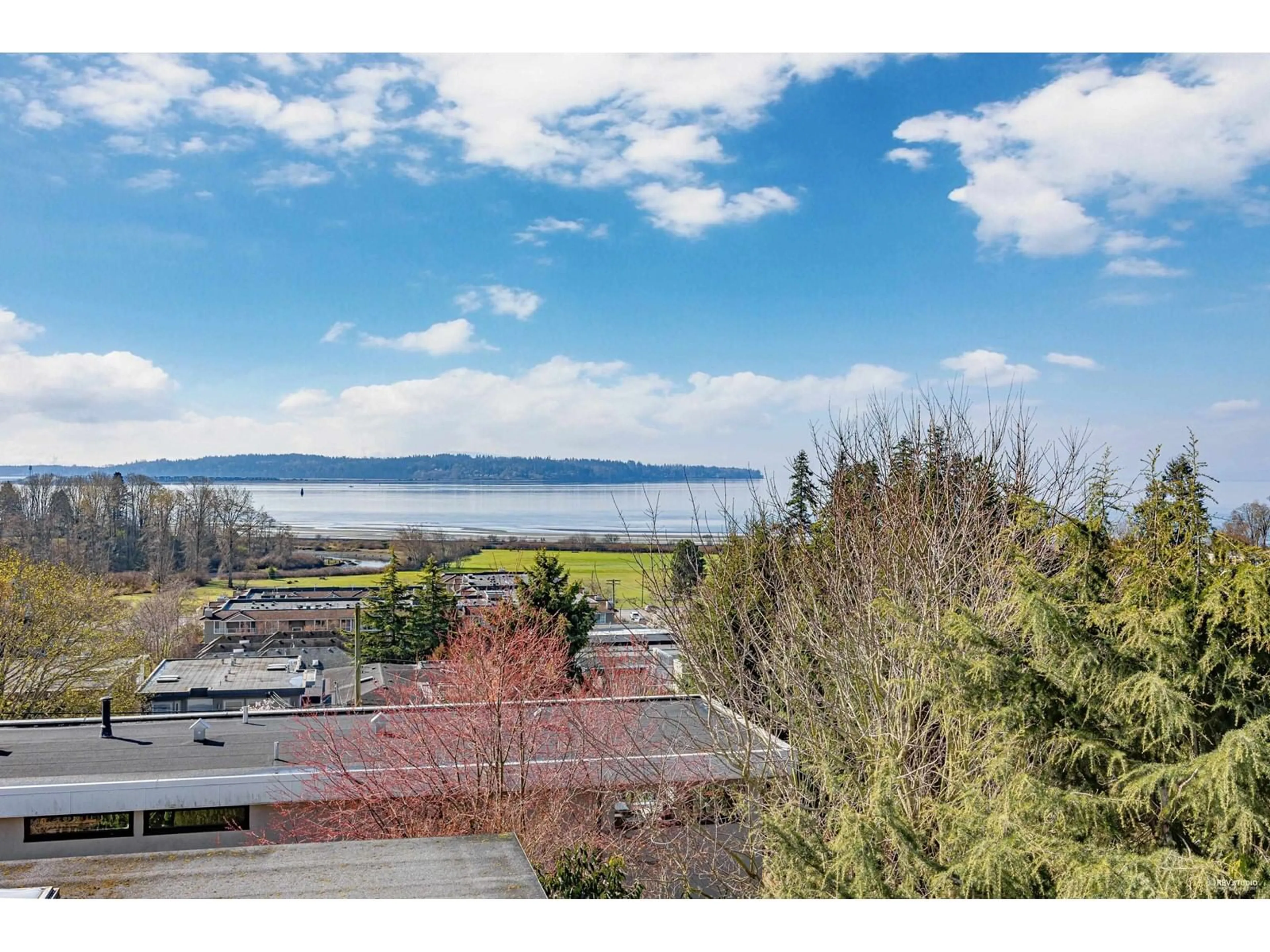 A pic from outside/outdoor area/front of a property/back of a property/a pic from drone, water/lake/river/ocean view for 939 HABGOOD, White Rock British Columbia V4B4W5