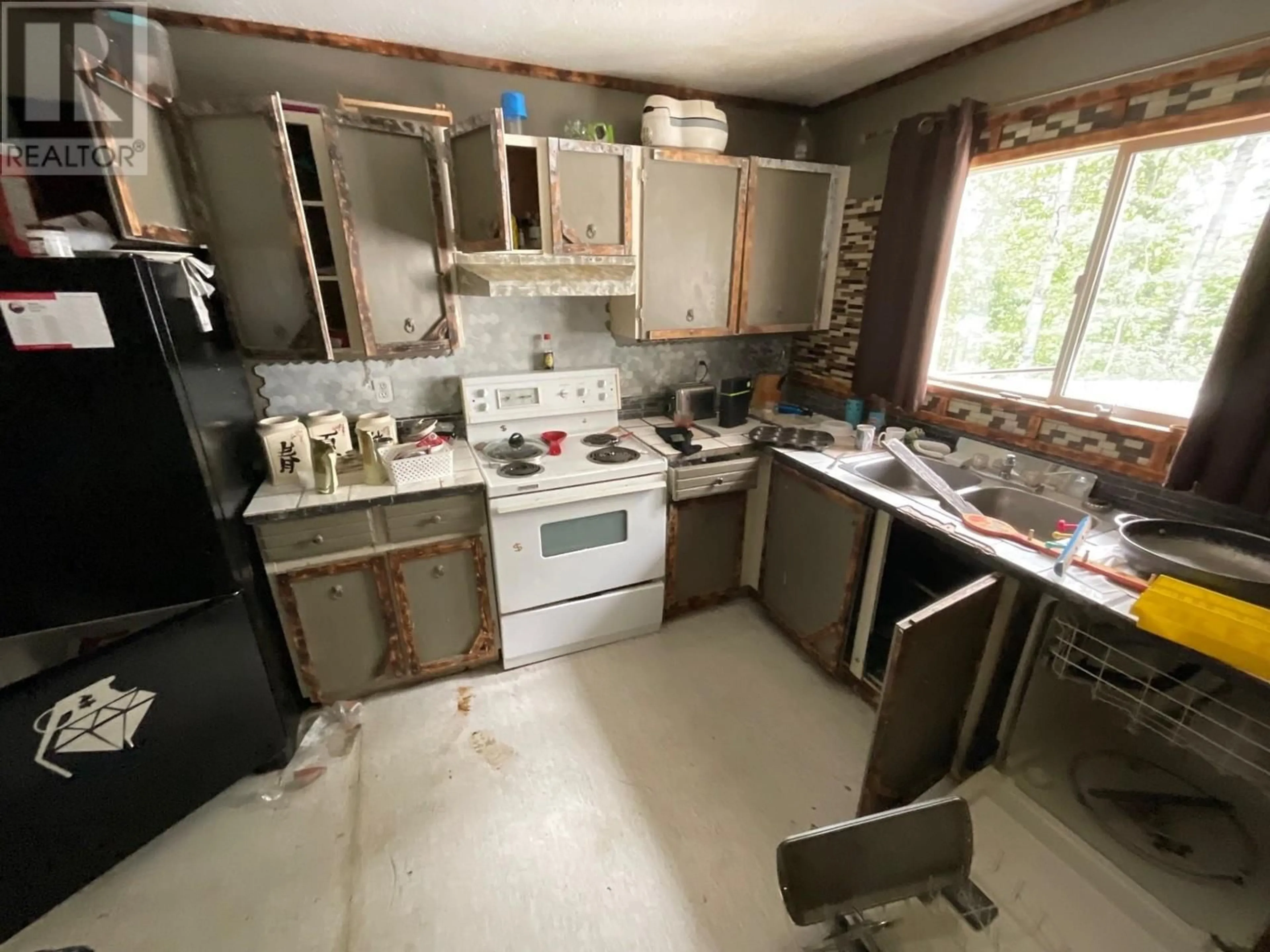 Kitchen, unknown floor, cottage for 221 CRYSDALE DRIVE, Mackenzie British Columbia V0J2C0