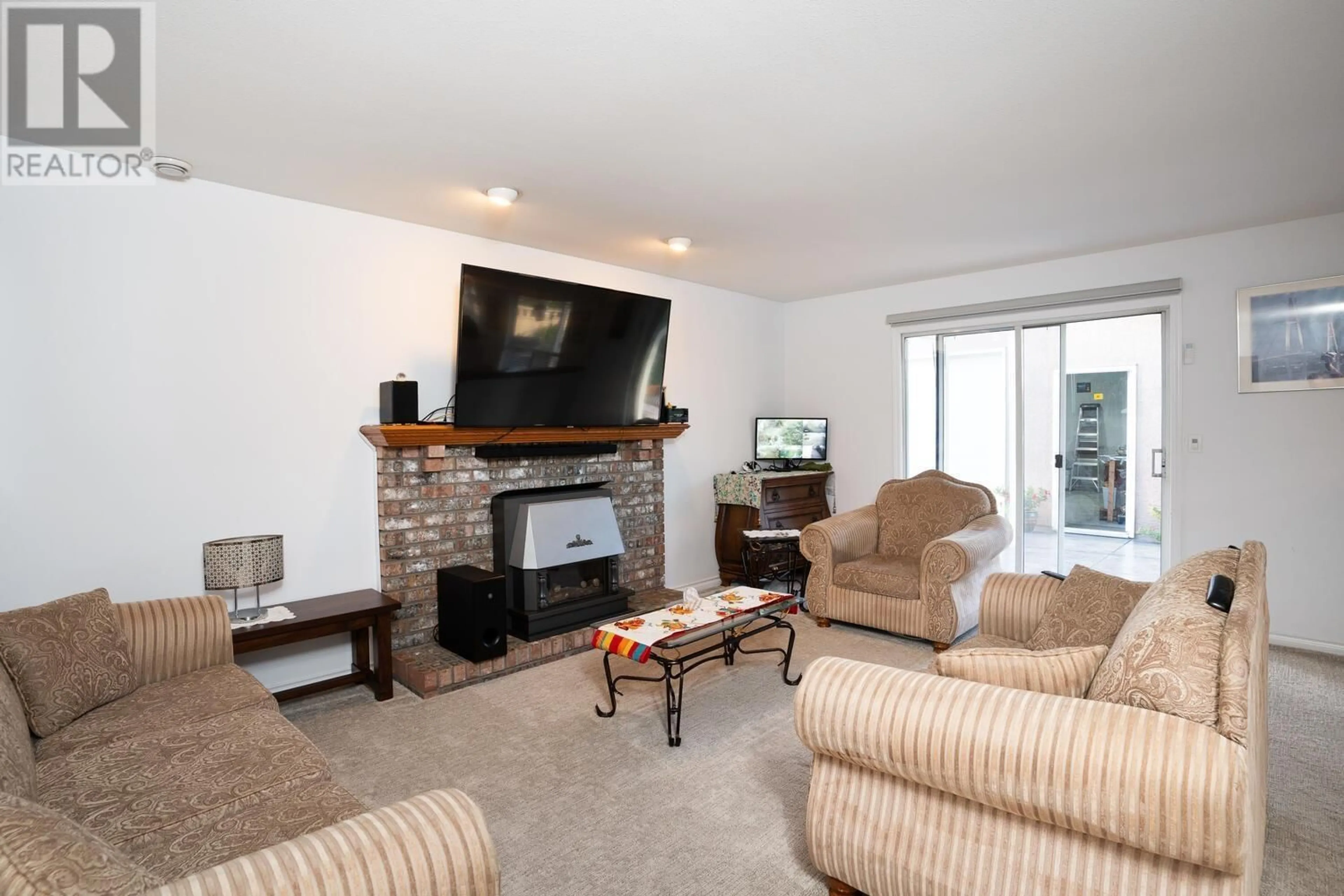 Living room, carpet floors for 6585 HOLLY PARK DRIVE, Delta British Columbia V4K4Y7