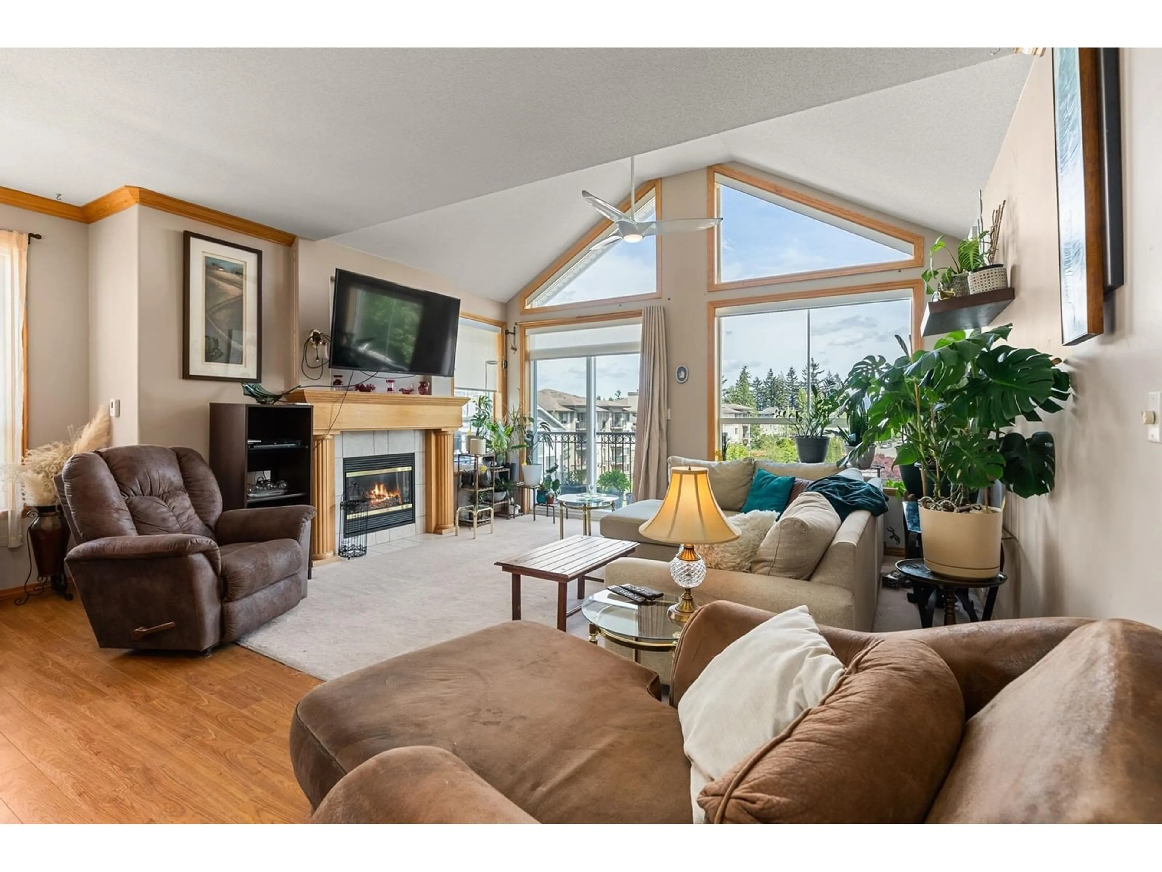 Living room, wood floors for 401 2772 CLEARBROOK ROAD, Abbotsford British Columbia V2T6N6