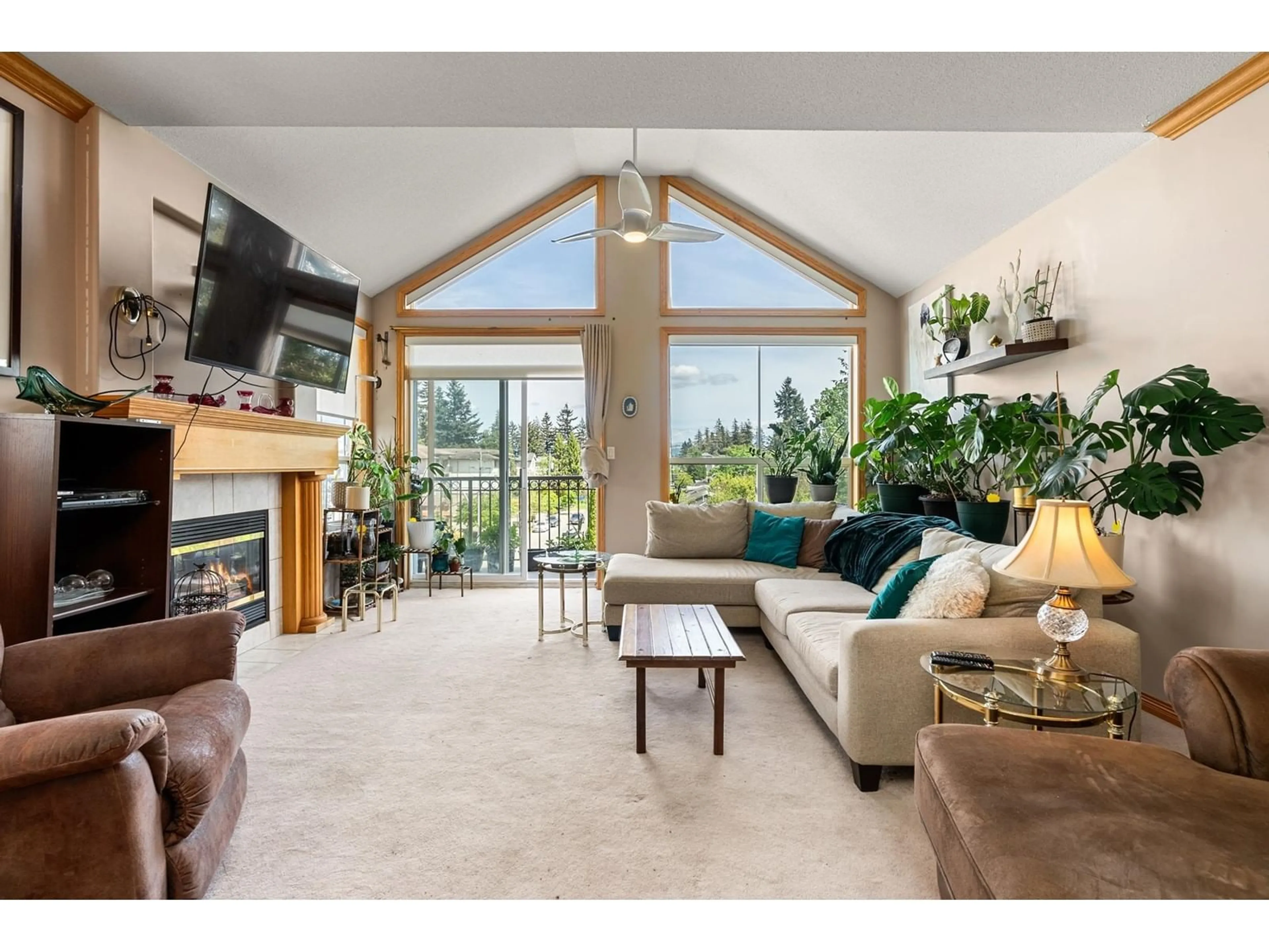 Living room, wood floors for 401 2772 CLEARBROOK ROAD, Abbotsford British Columbia V2T6N6