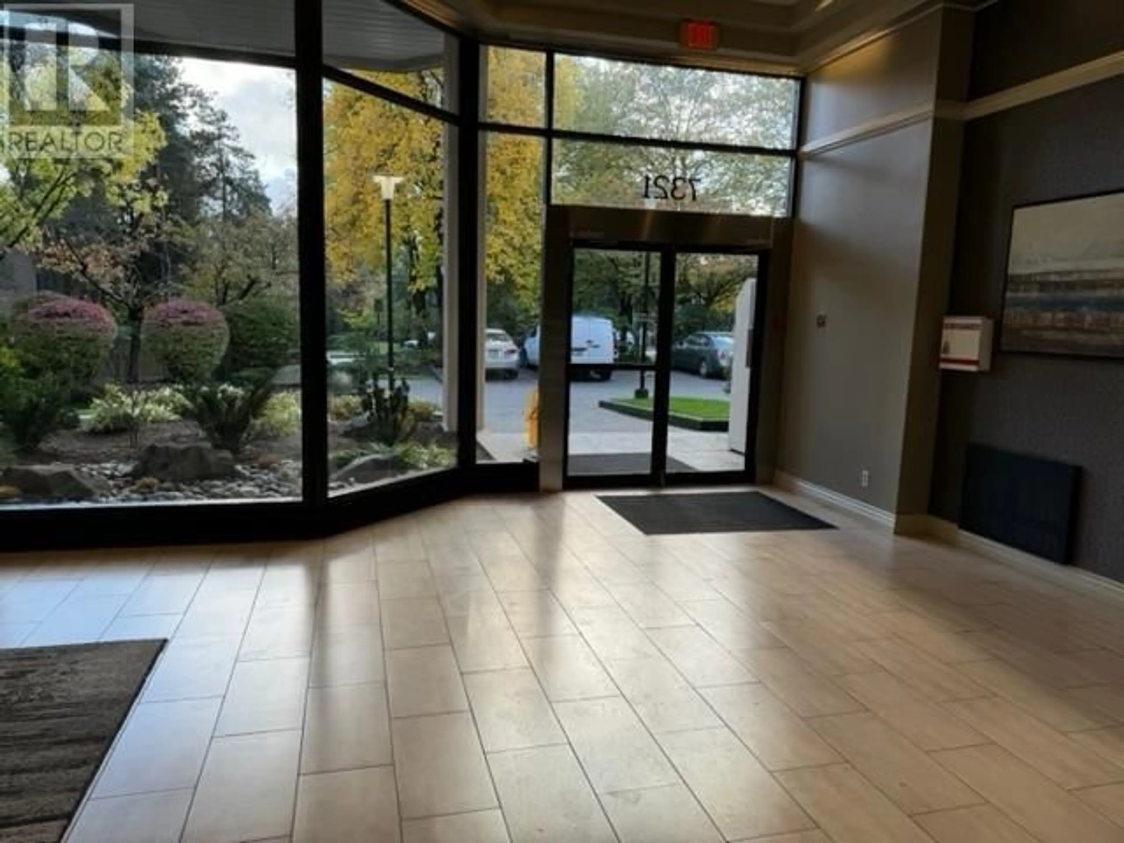 Indoor foyer, ceramic floors for 803 7321 HALIFAX STREET, Burnaby British Columbia V5A4R5