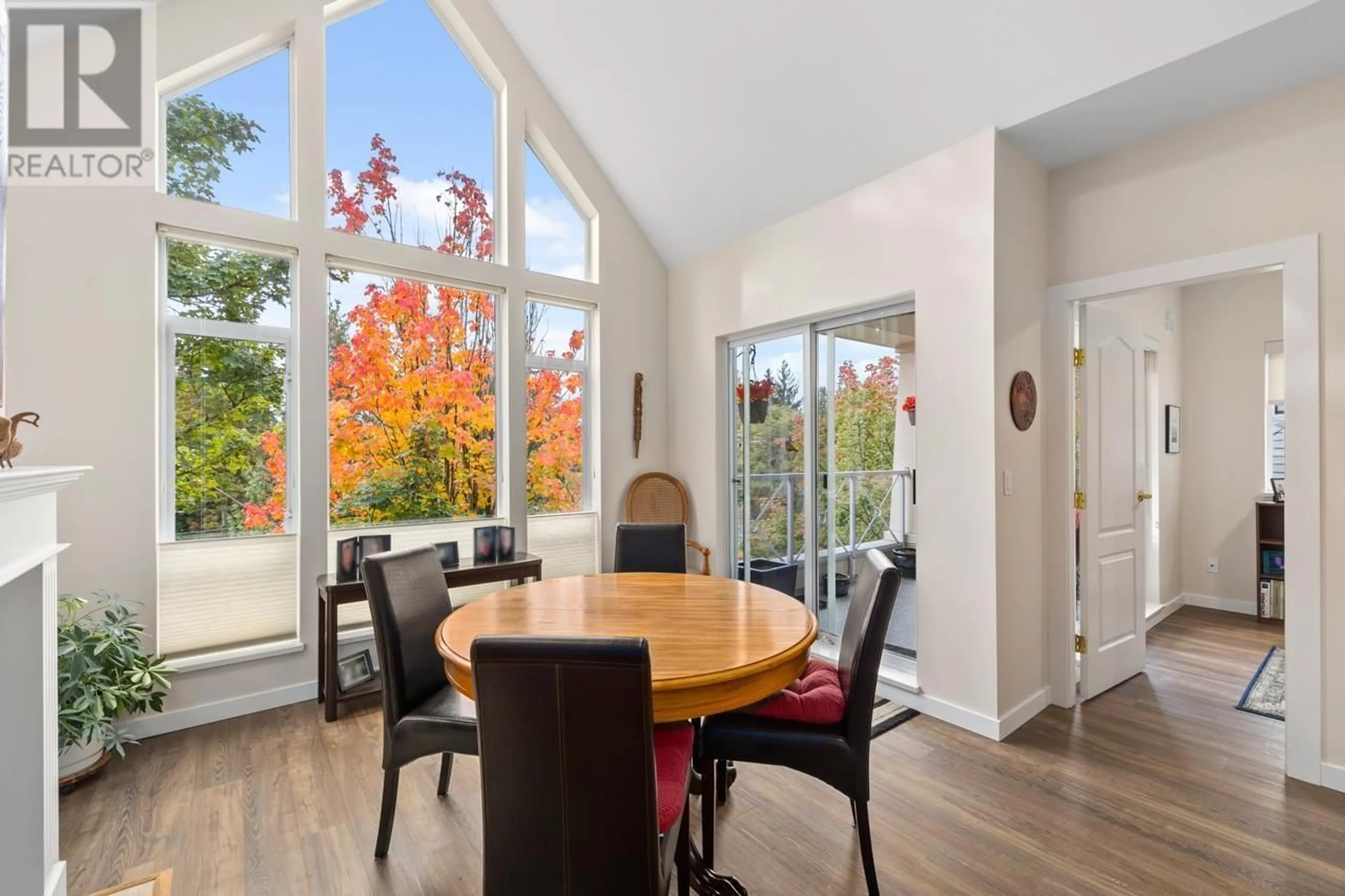 Dining room, wood floors, cottage for 403 678 W QUEENS ROAD, North Vancouver British Columbia V7N2L3