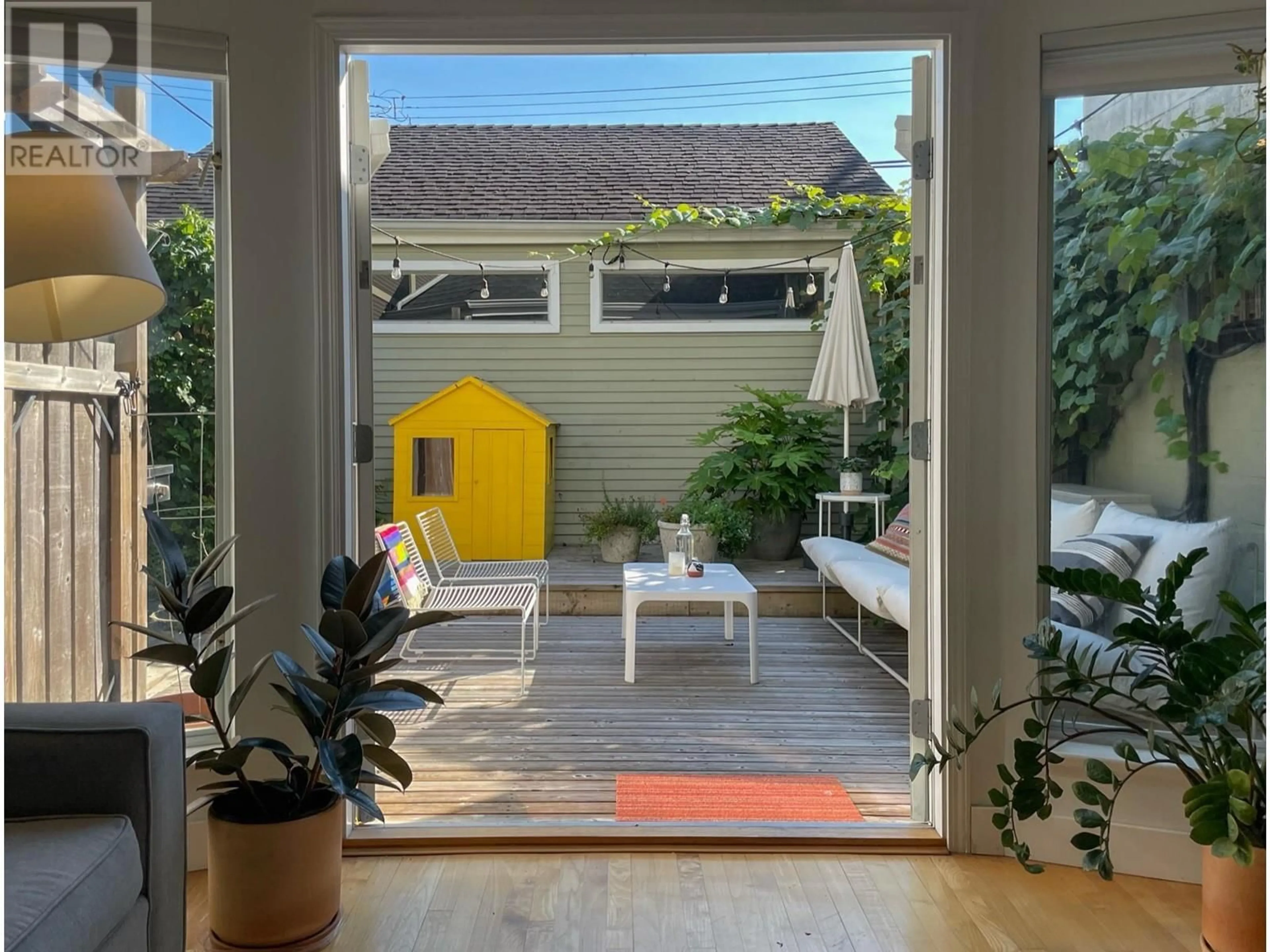 Indoor entryway, wood floors for 1128 E PENDER STREET, Vancouver British Columbia V6A1W5