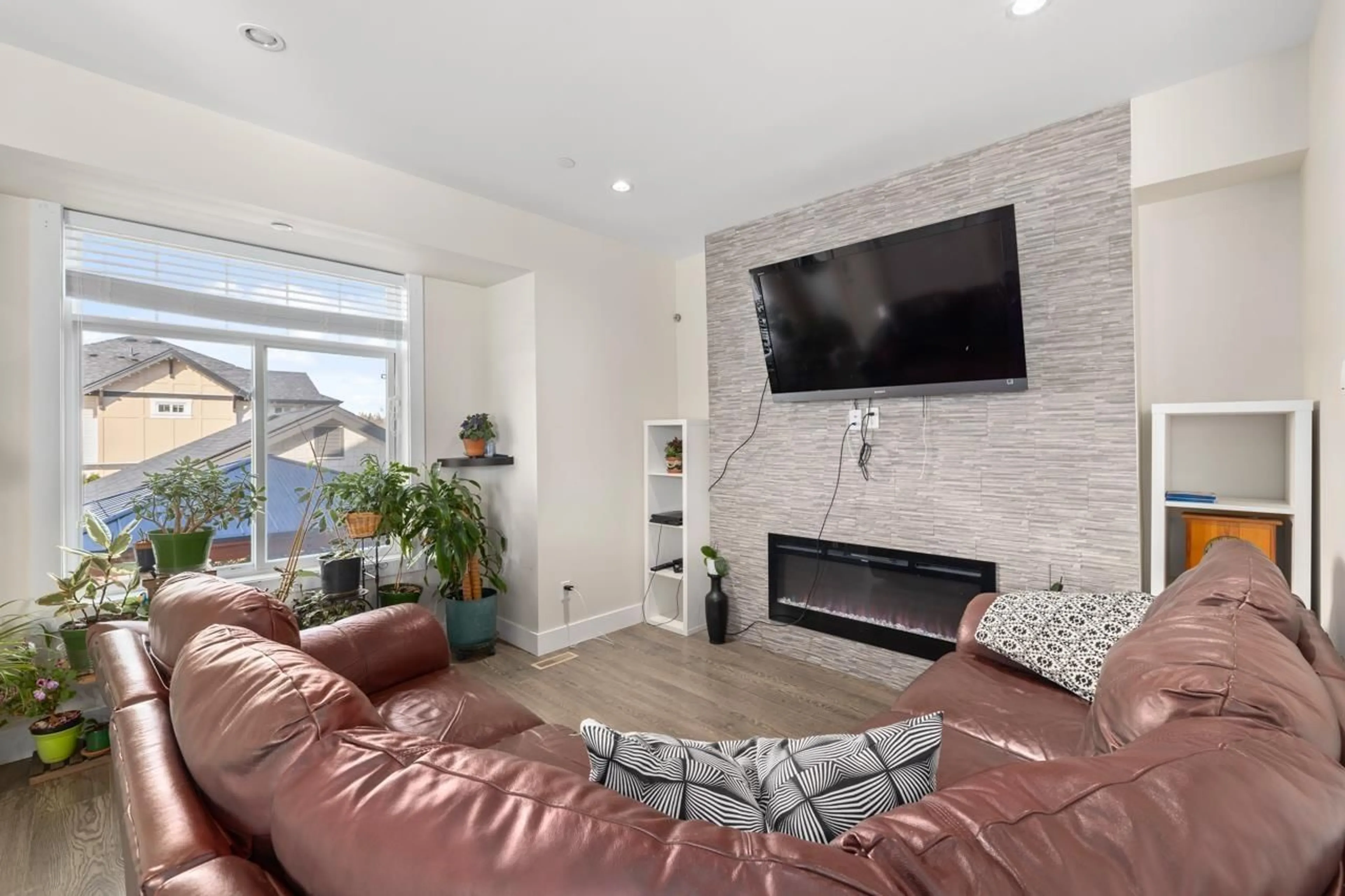 Living room, wood floors for 20405 82 AVENUE, Langley British Columbia V2Y0S3