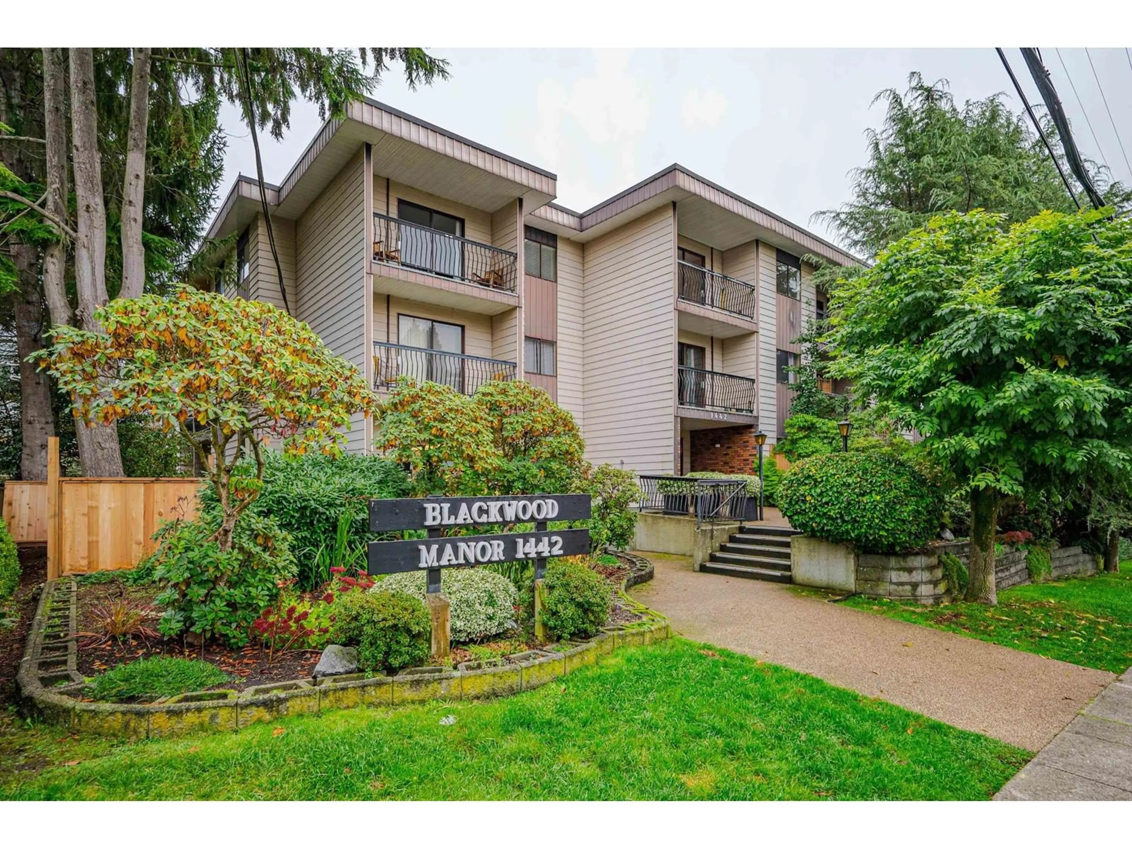 A pic from exterior of the house or condo, the front or back of building for 114 1442 BLACKWOOD STREET, White Rock British Columbia V4B3V5