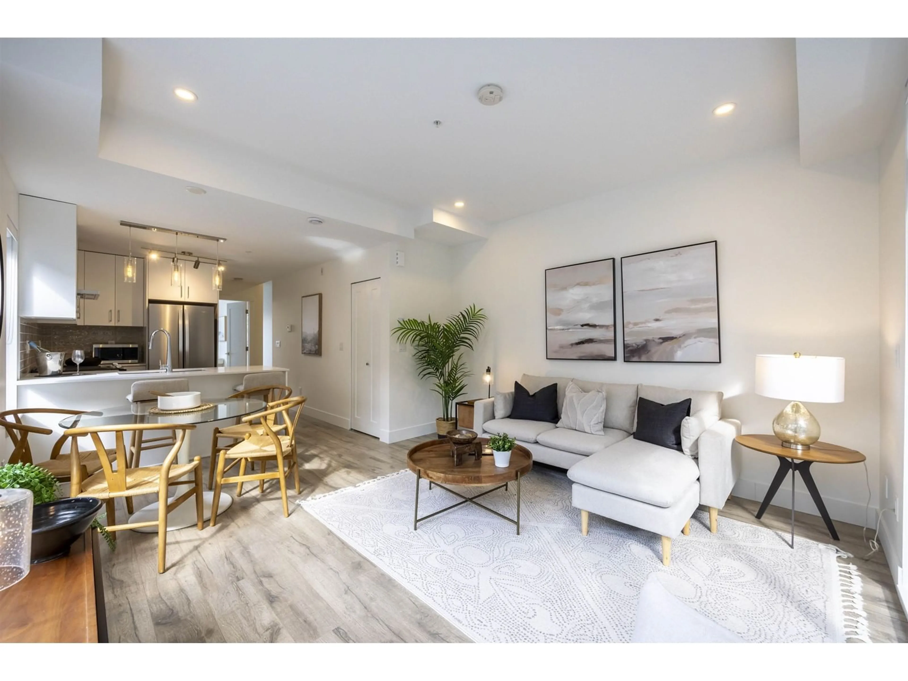 Living room, wood floors for 6 6328 KING GEORGE BOULEVARD, Surrey British Columbia V3X1E6