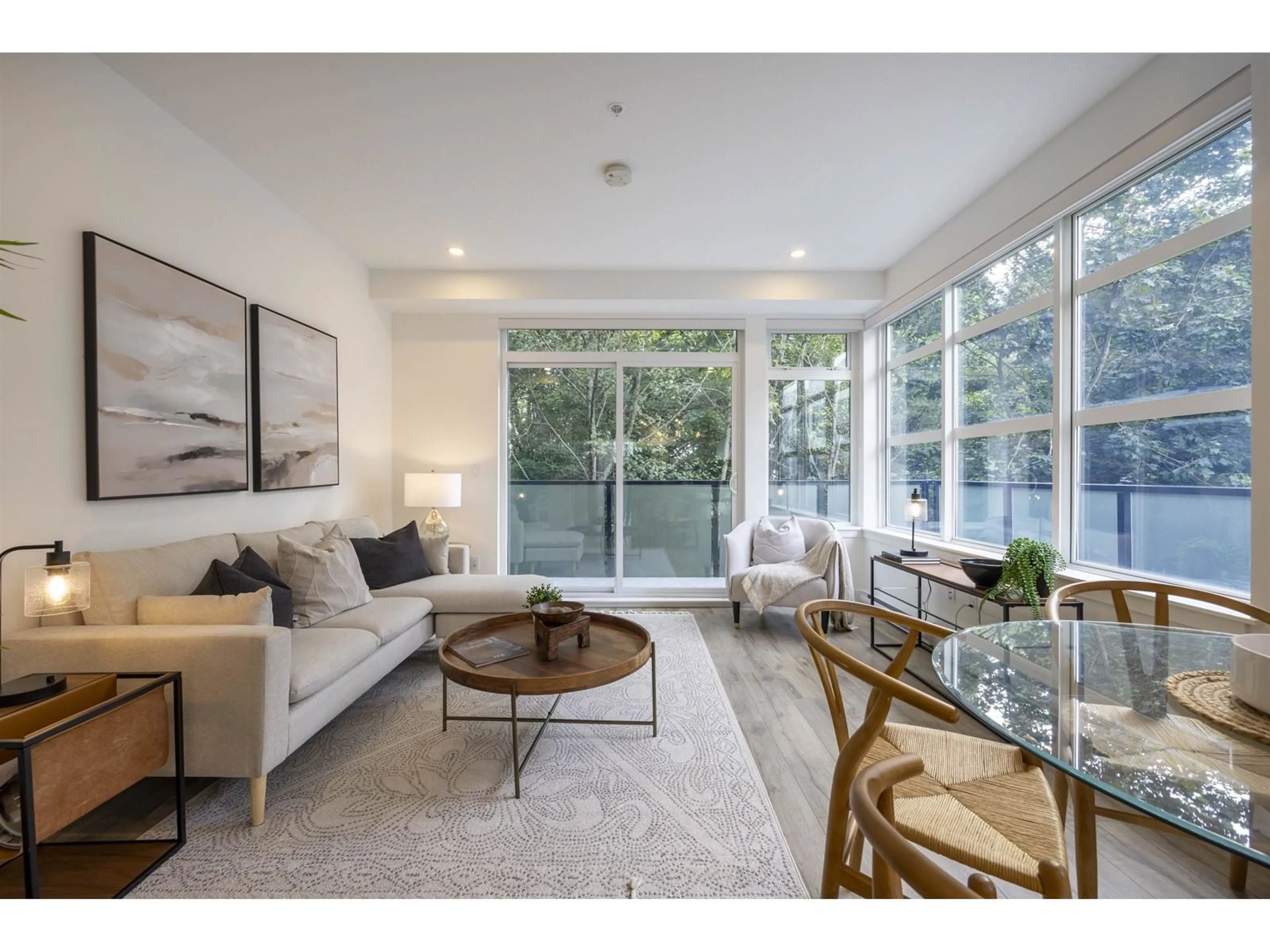 Living room, wood floors for 6 6328 KING GEORGE BOULEVARD, Surrey British Columbia V3X1E6