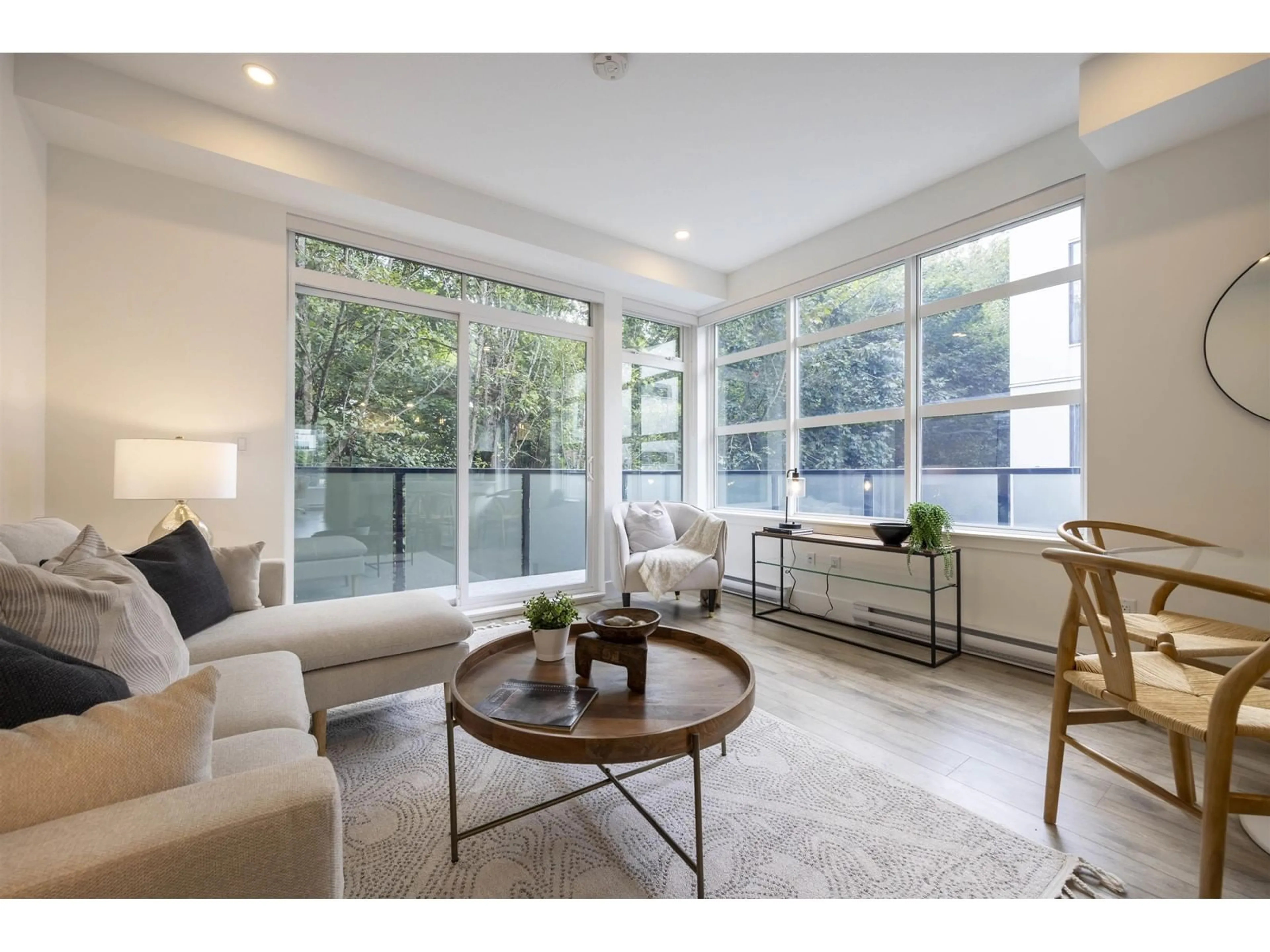 Living room, wood floors for 6 6328 KING GEORGE BOULEVARD, Surrey British Columbia V3X1E6