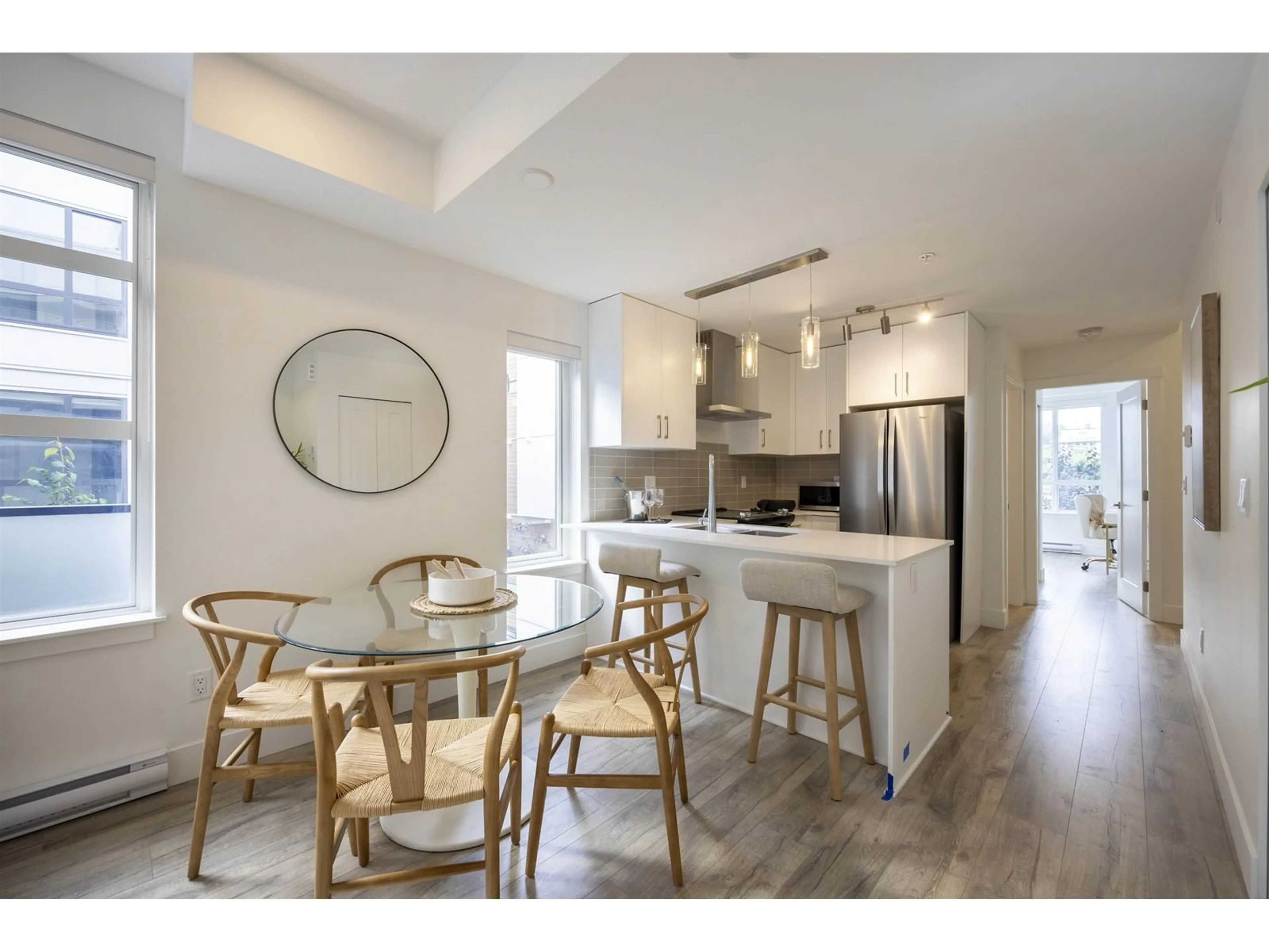 Open concept kitchen for 6 6328 KING GEORGE BOULEVARD, Surrey British Columbia V3X1E6