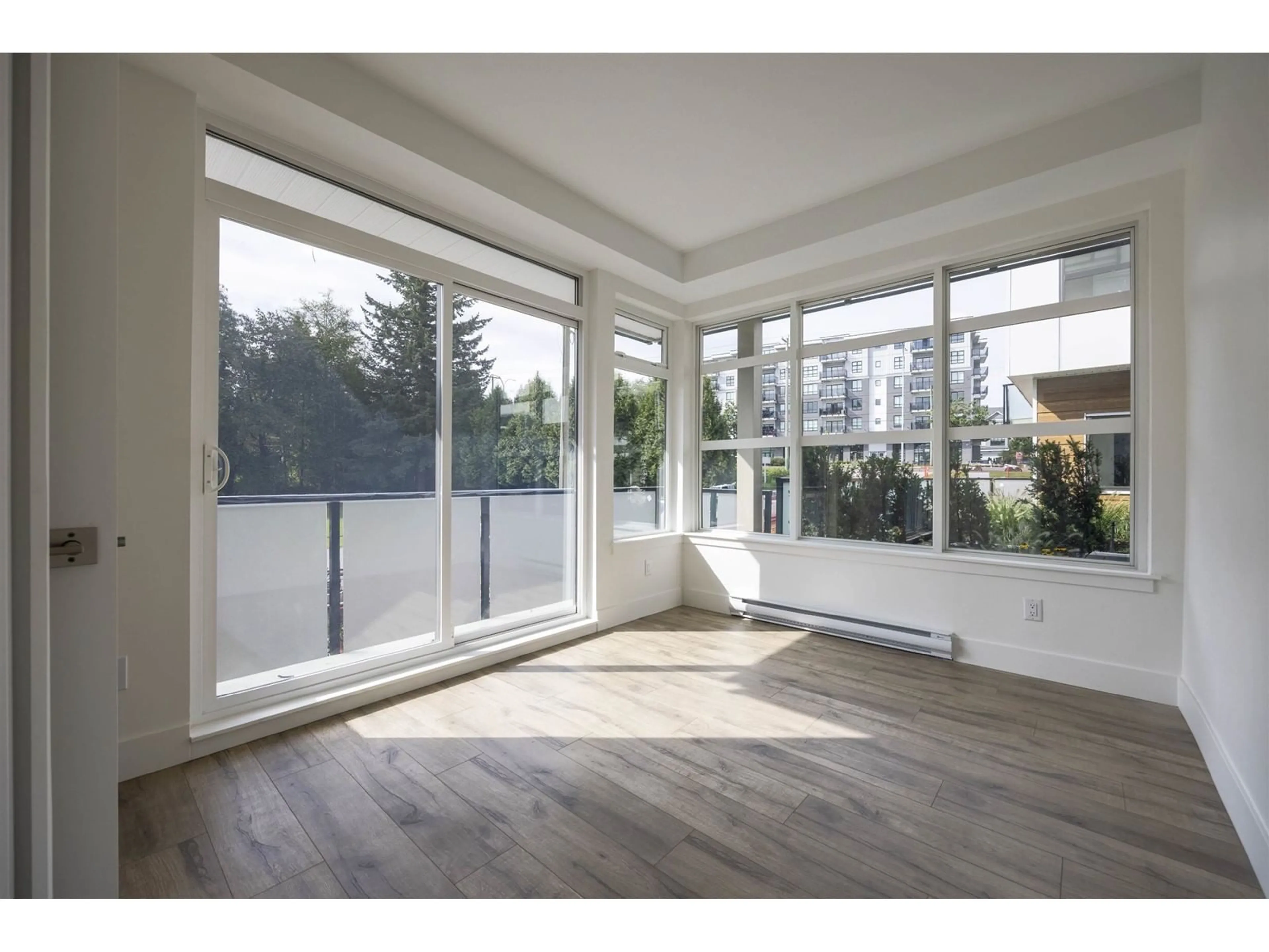 Other indoor space, wood floors for 19 6328 KING GEORGE BOULEVARD, Surrey British Columbia V3X1E6