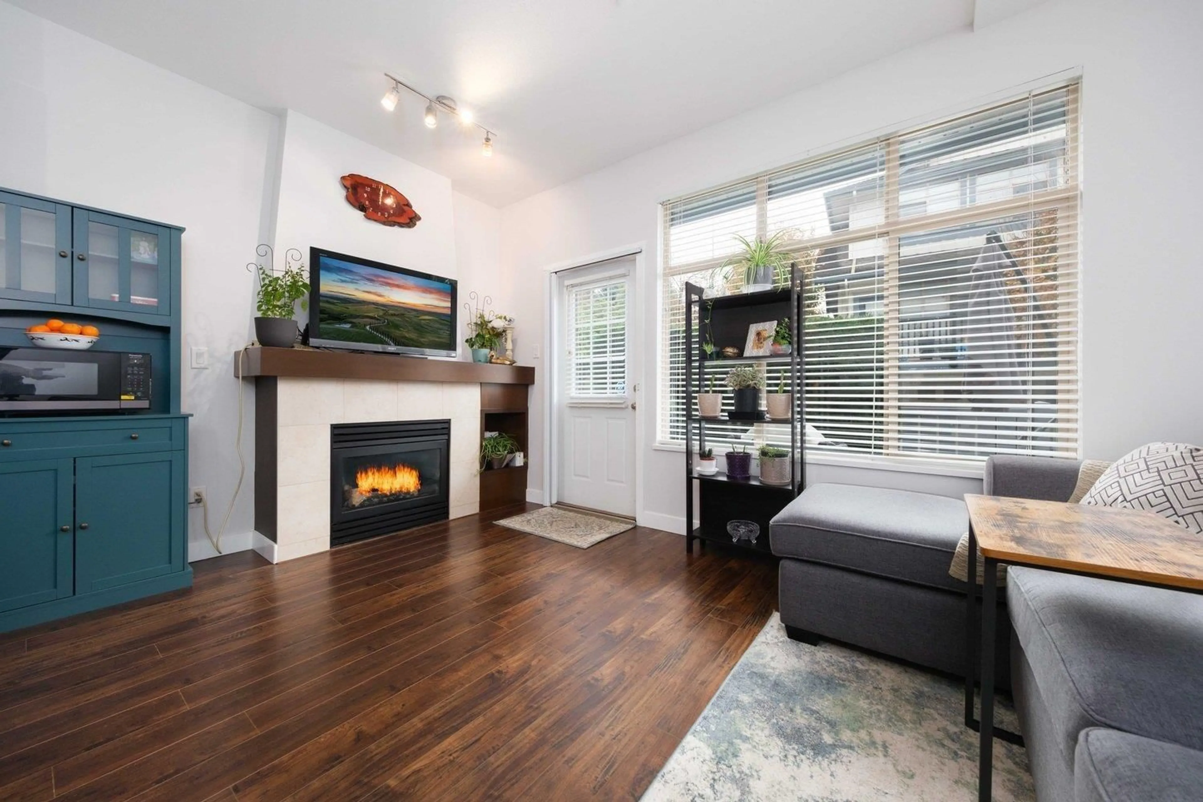 Living room, wood floors for 14 21661 88 AVENUE, Langley British Columbia V1M4E6