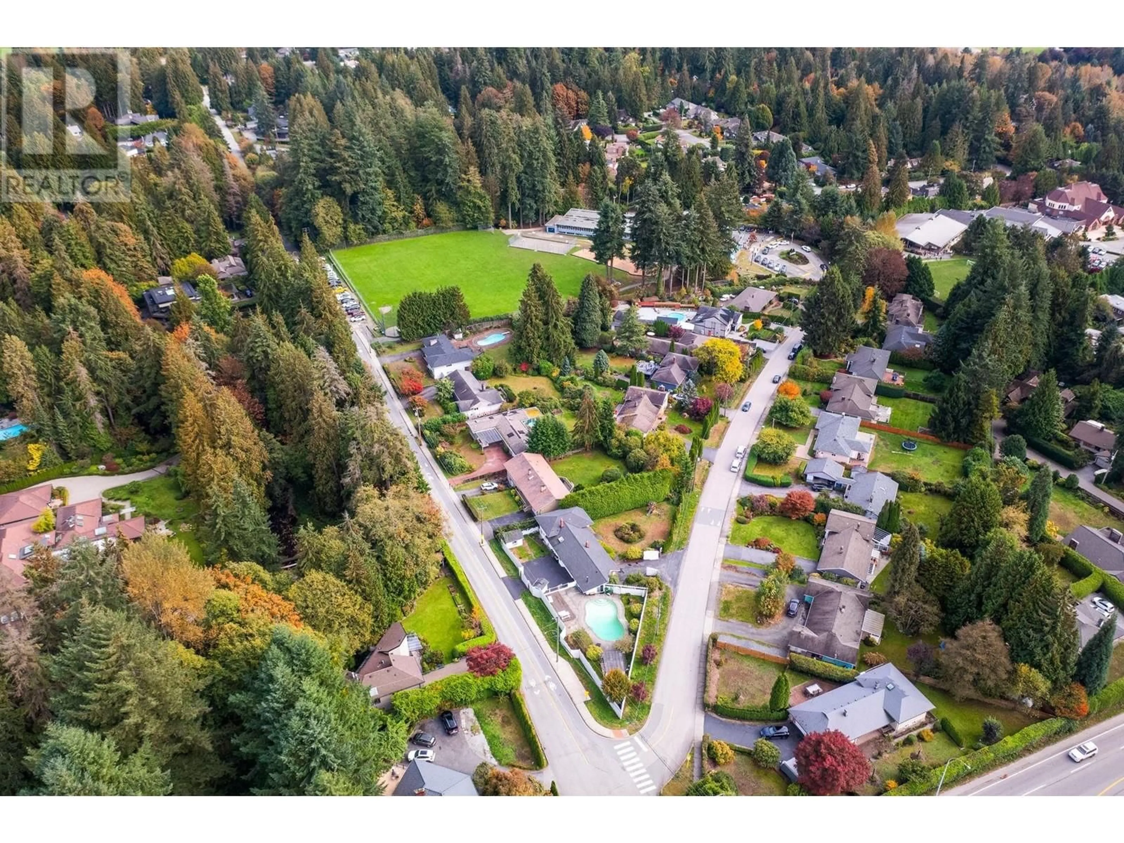 Frontside or backside of a home, the street view for 695 BURLEY DRIVE, West Vancouver British Columbia V7T1Z3