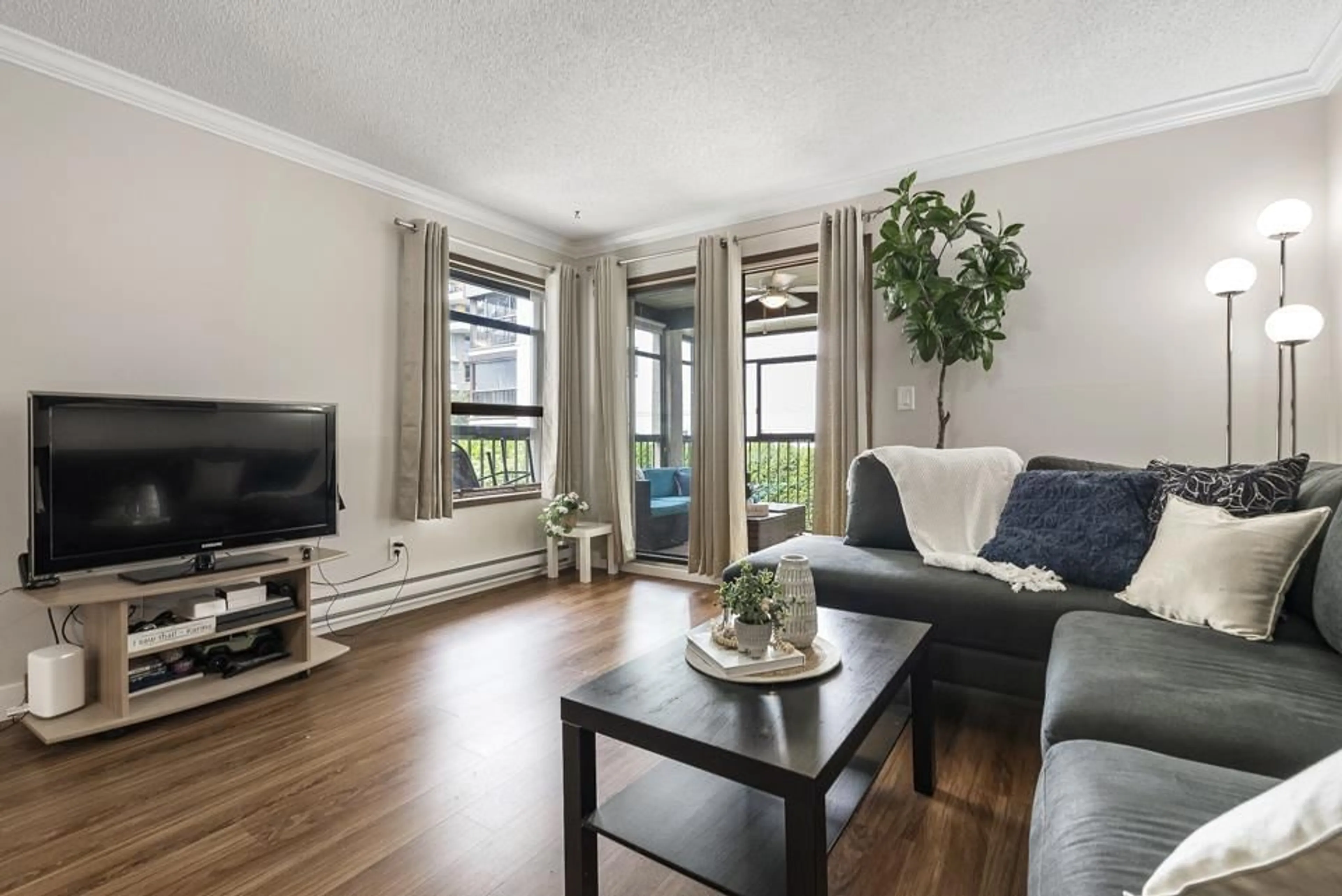 Living room, wood floors for 206 1480 VIDAL STREET, White Rock British Columbia V4B3T7