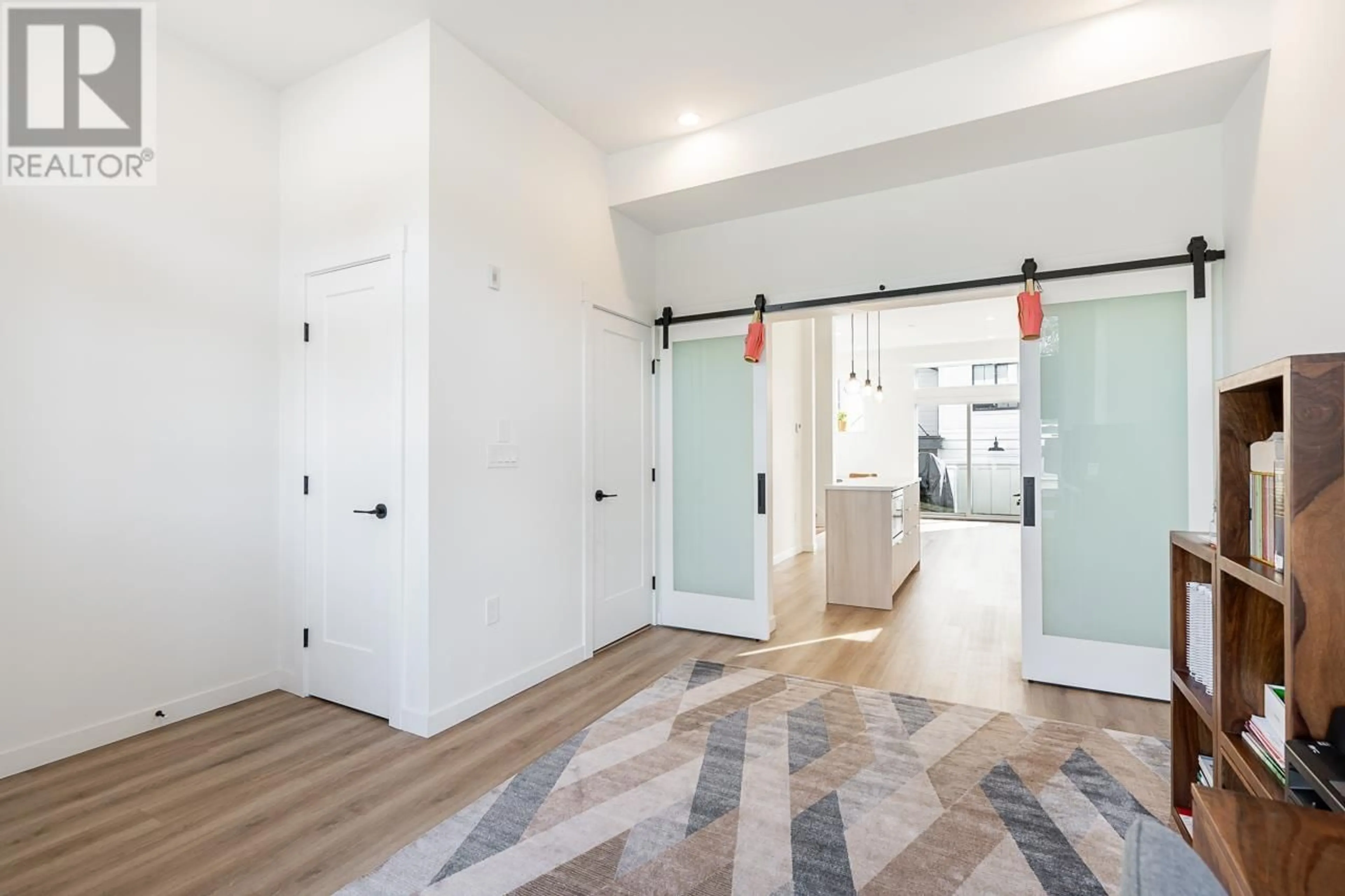 Indoor entryway, wood floors for 13 237 RIDGEWAY AVENUE, North Vancouver British Columbia V7L0H6