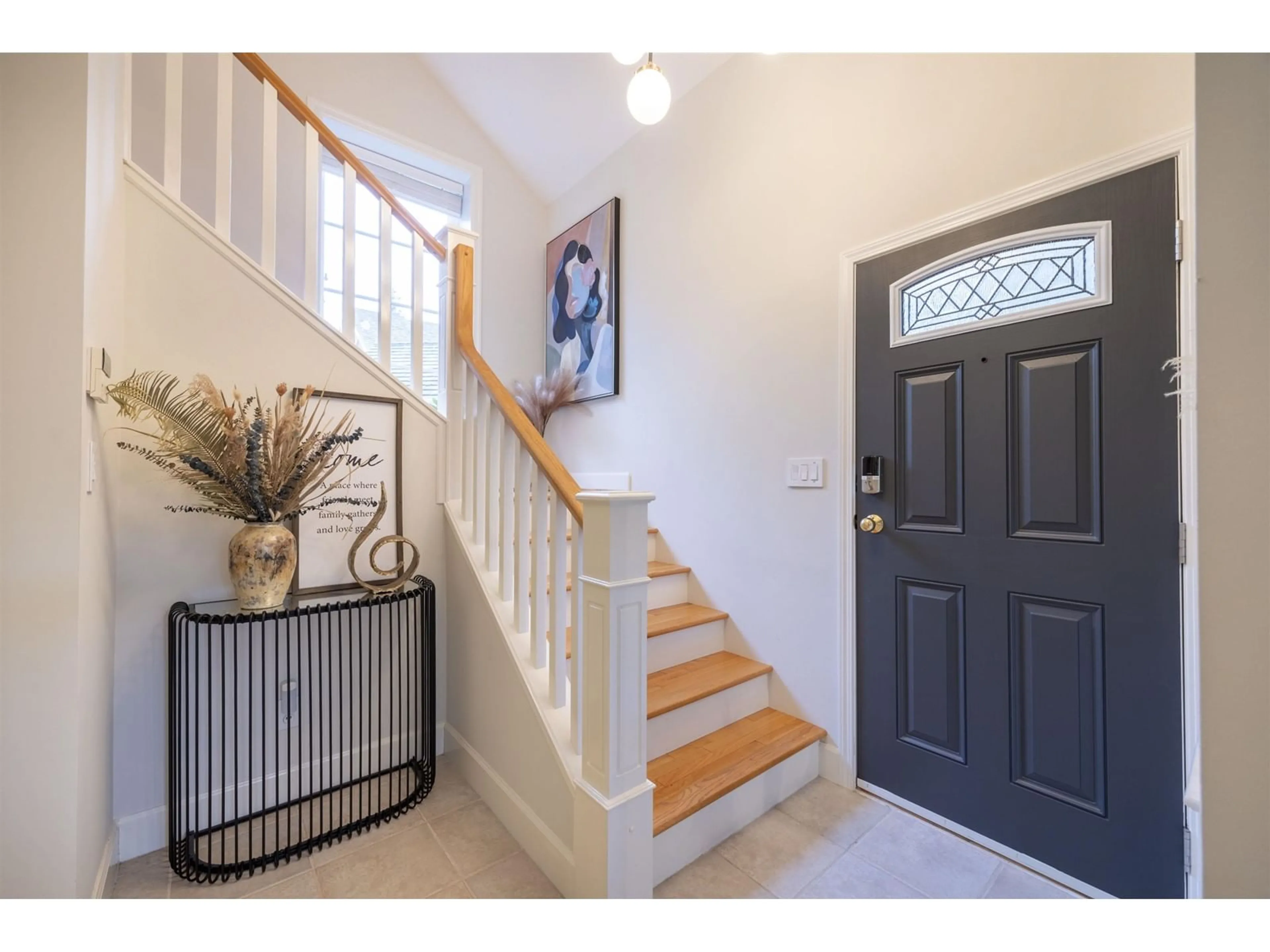 Indoor entryway, wood floors for 21 15055 20 AVENUE, Surrey British Columbia V4A9Y2