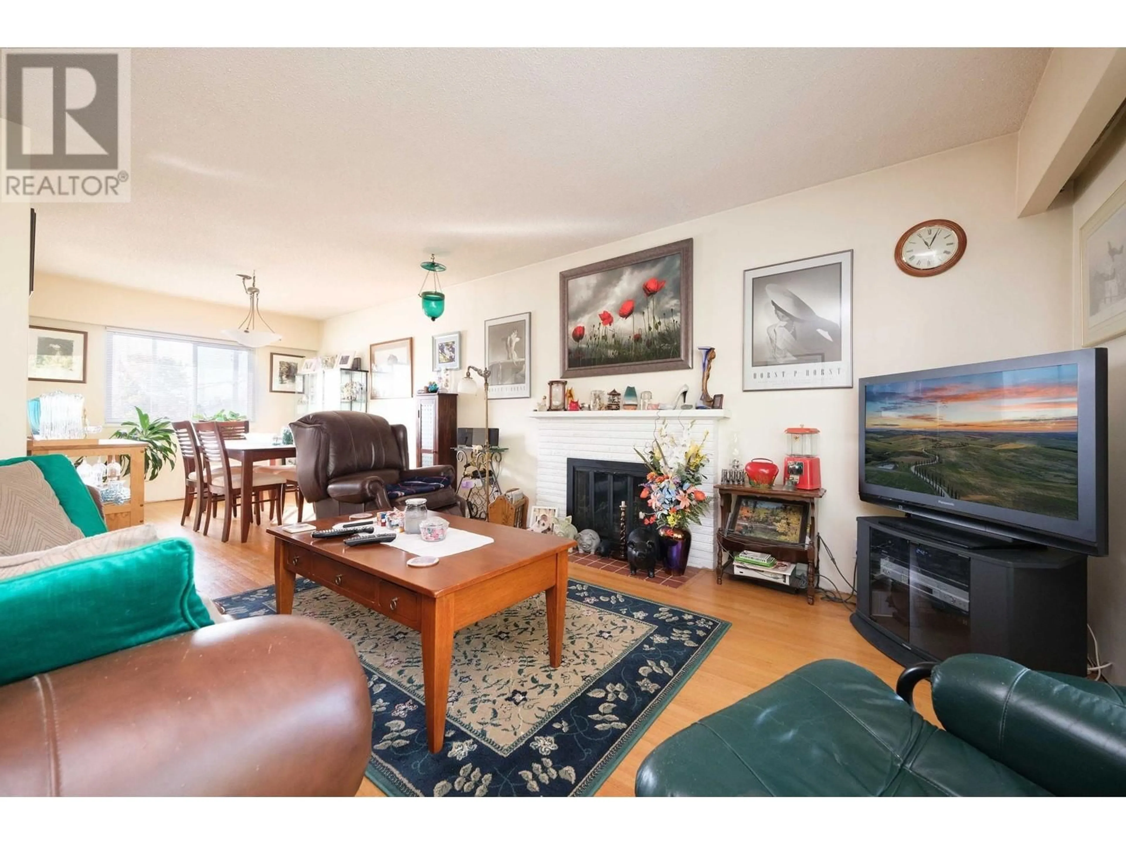 Living room, wood floors for 3726 PETER STREET, Burnaby British Columbia V5J1N4