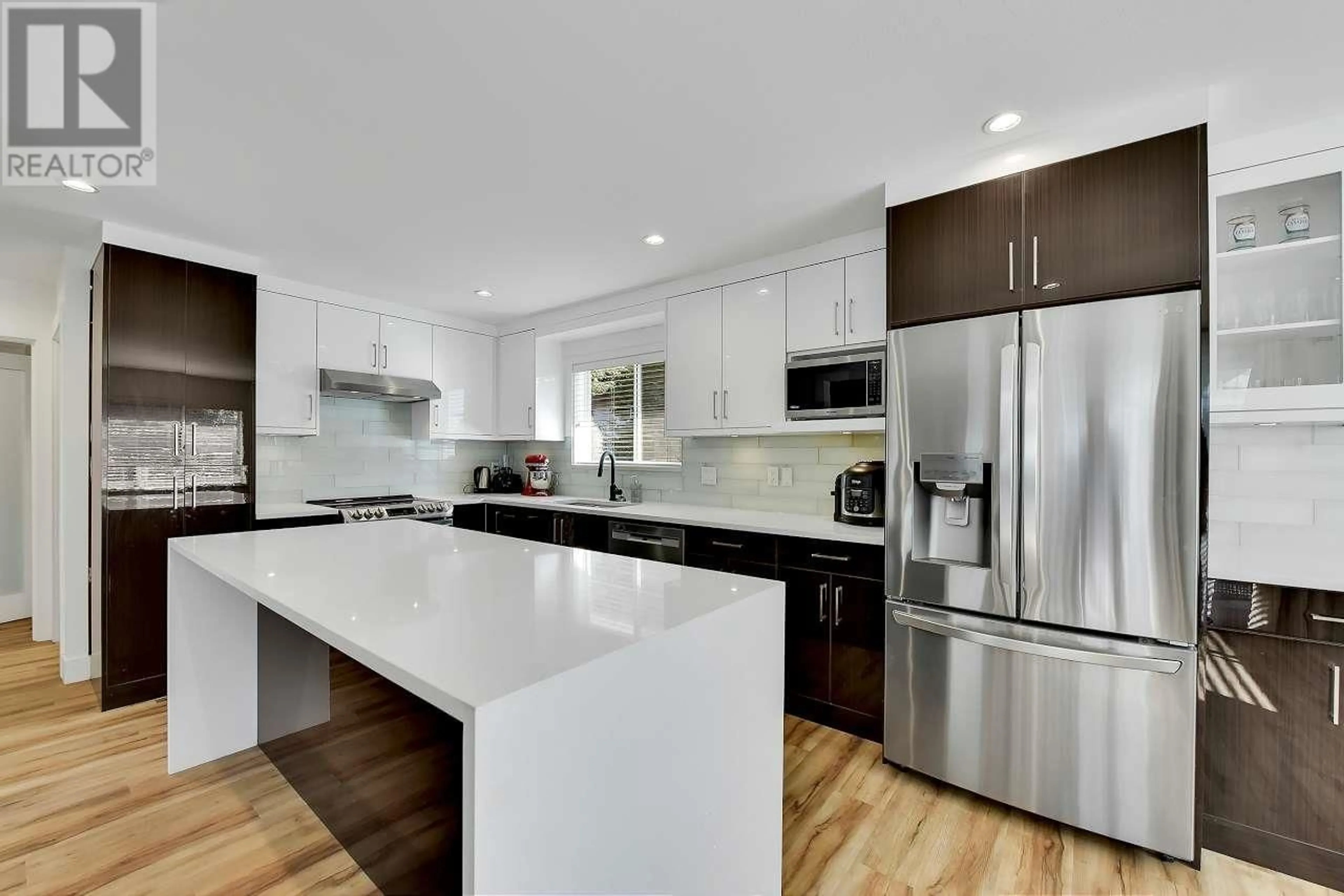 Contemporary kitchen, unknown for 996 DUTHIE AVENUE, Burnaby British Columbia V5A2P8