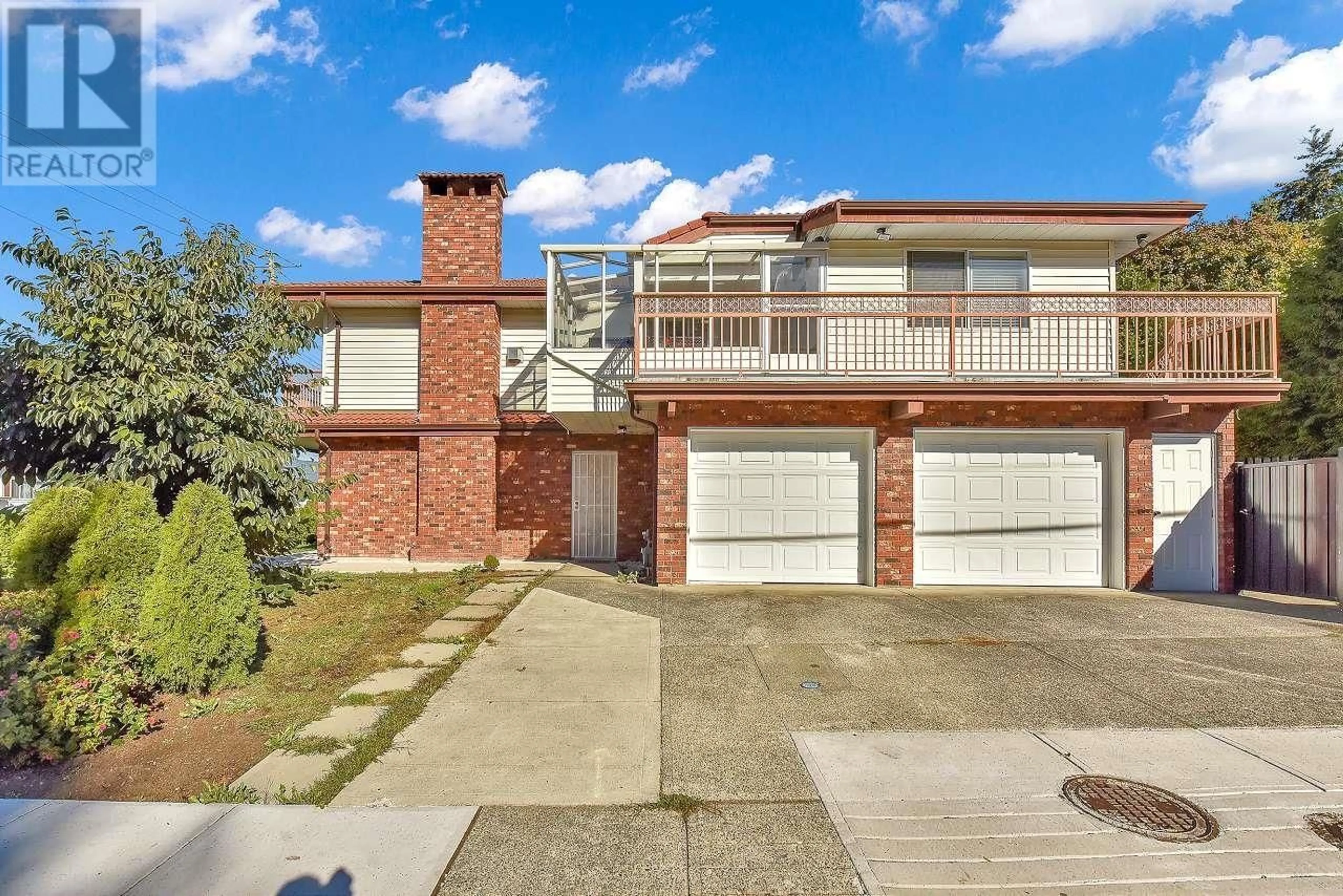 A pic from outside/outdoor area/front of a property/back of a property/a pic from drone, street for 996 DUTHIE AVENUE, Burnaby British Columbia V5A2P8