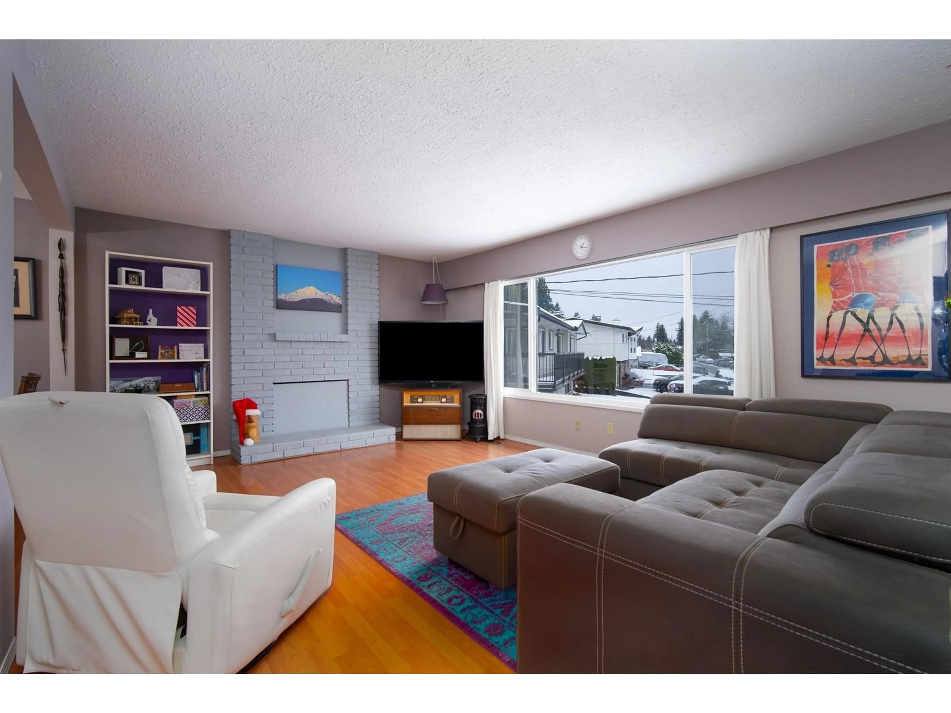 Living room with furniture, wood/laminate floor for 32574 GENEVA, Abbotsford British Columbia V2T3X9