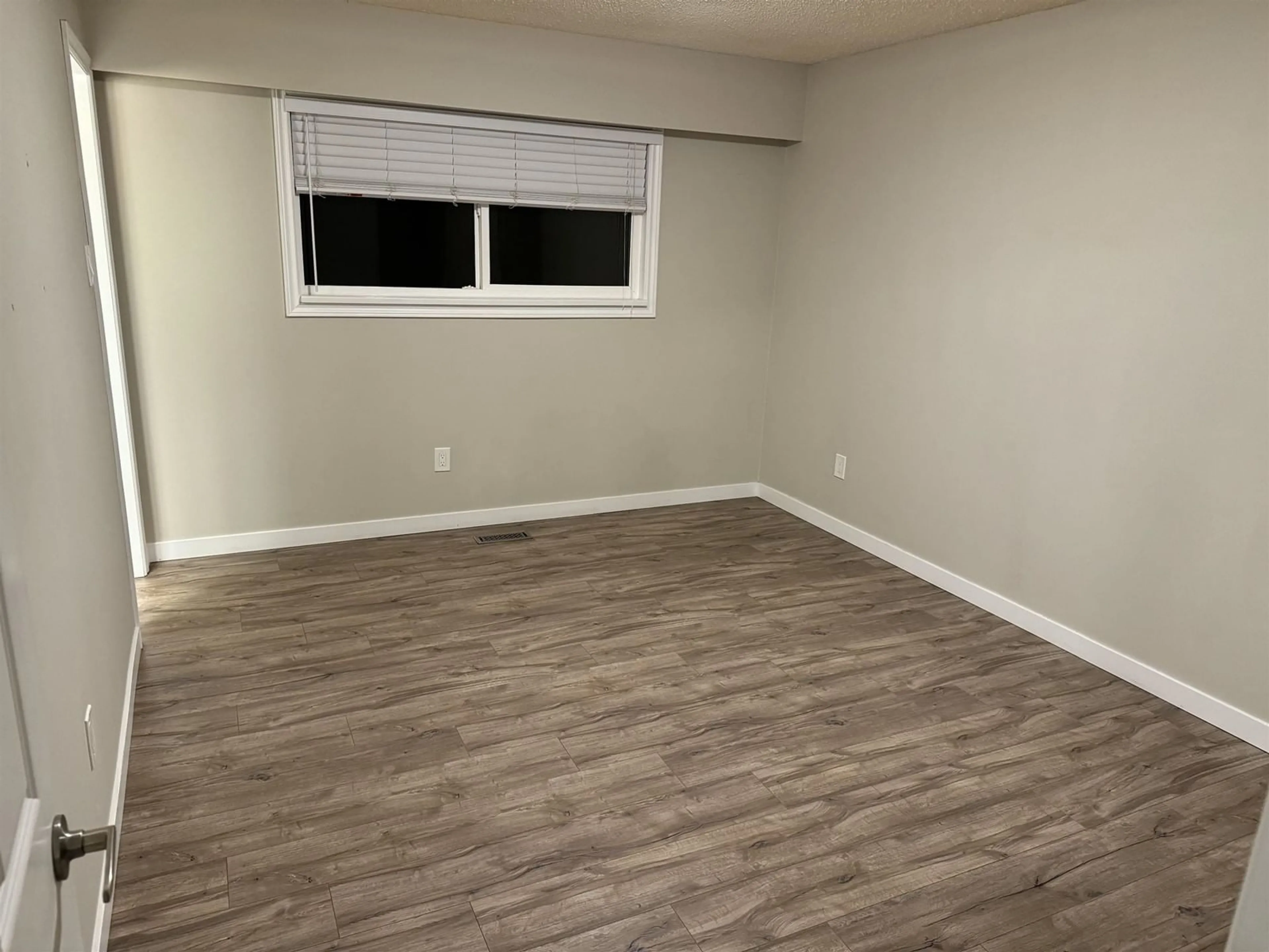 A pic of a room, wood floors for 1522 128 STREET, Surrey British Columbia V4A3T7